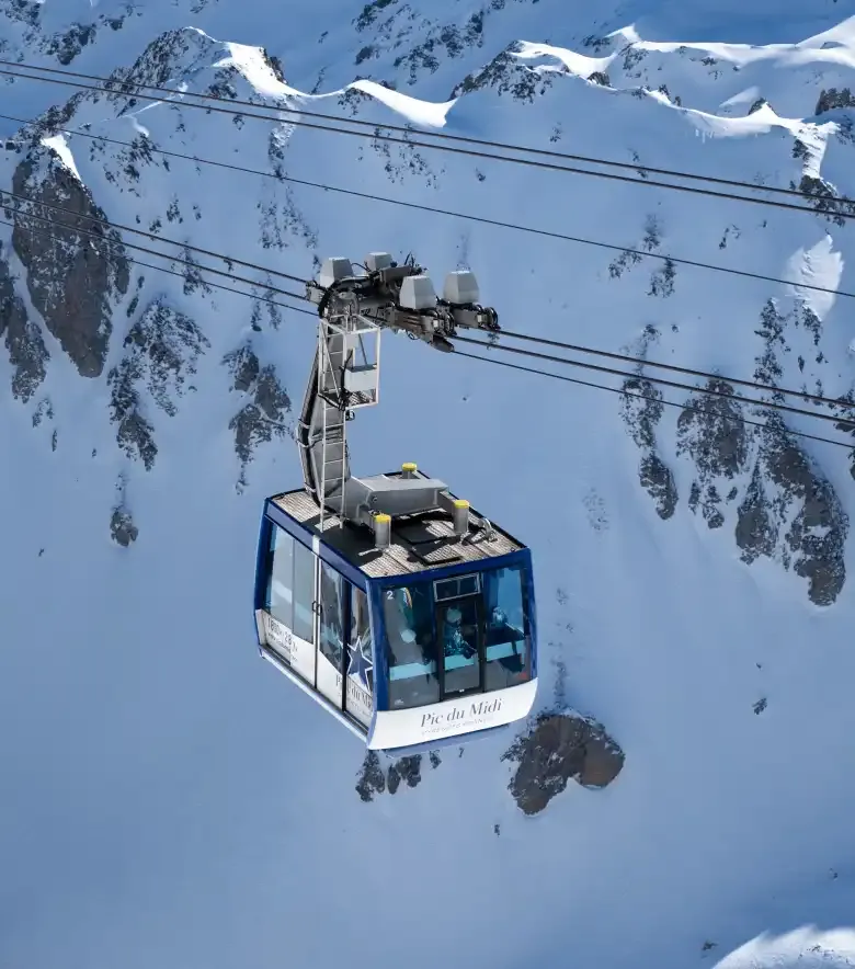 montee en telepherique au pic du midi en hiver