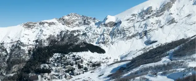 vue-aerienne-village-gourette-hiver