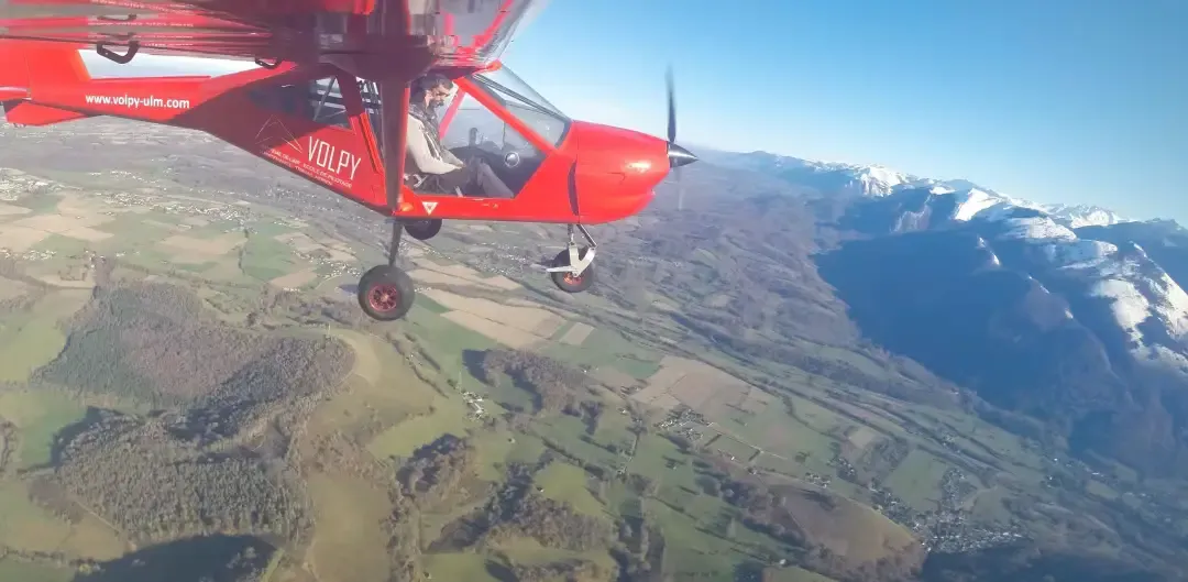 Initiation au pilotage d'appareils ULM au-dessus des Pyrénées, près de Pau