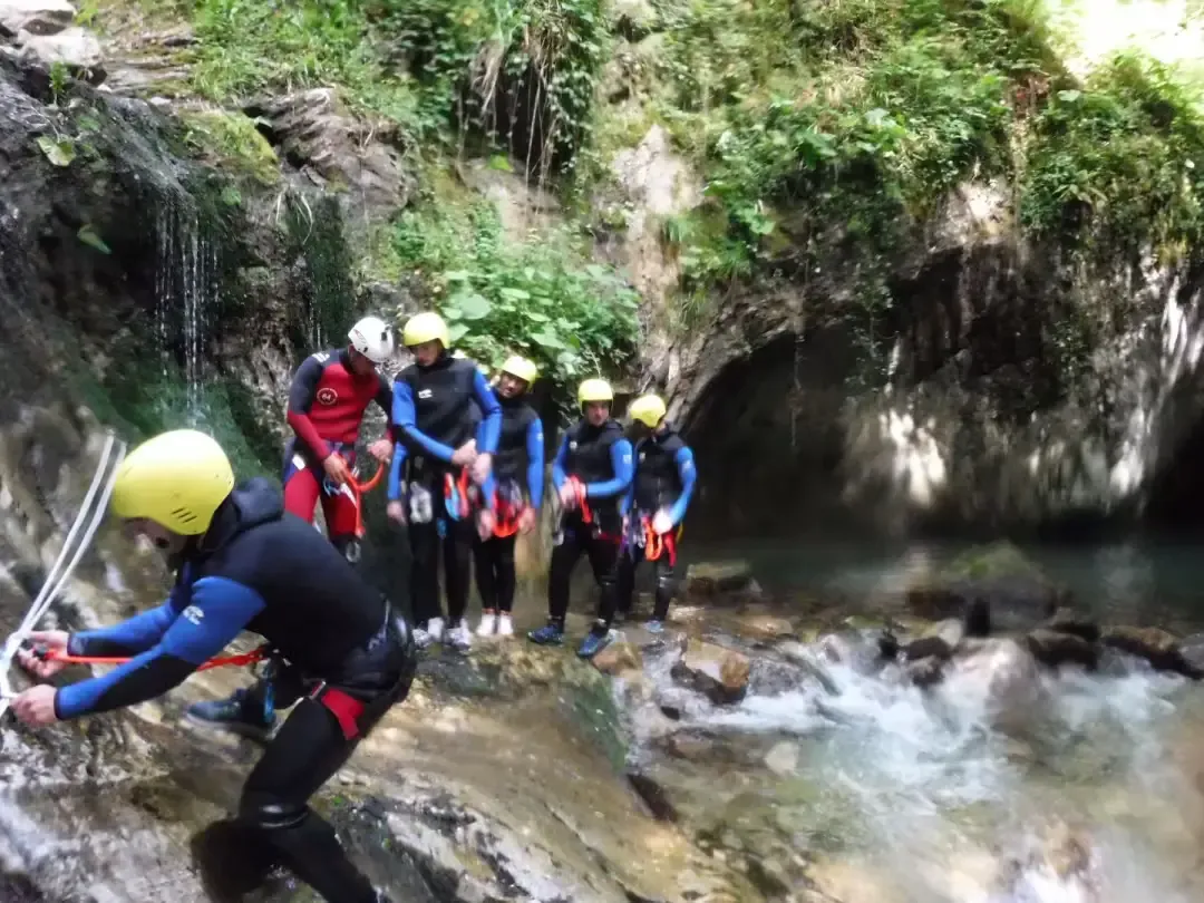 Canyoning en groupe dans les gorges du Bitet Supérieur