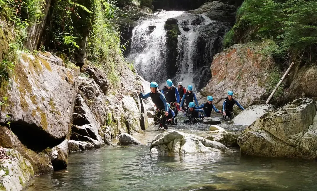 People canyoning