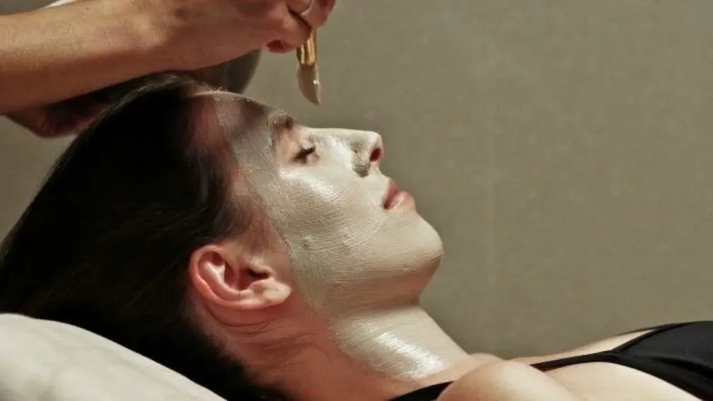 femme masque à l'argile bains du rocher