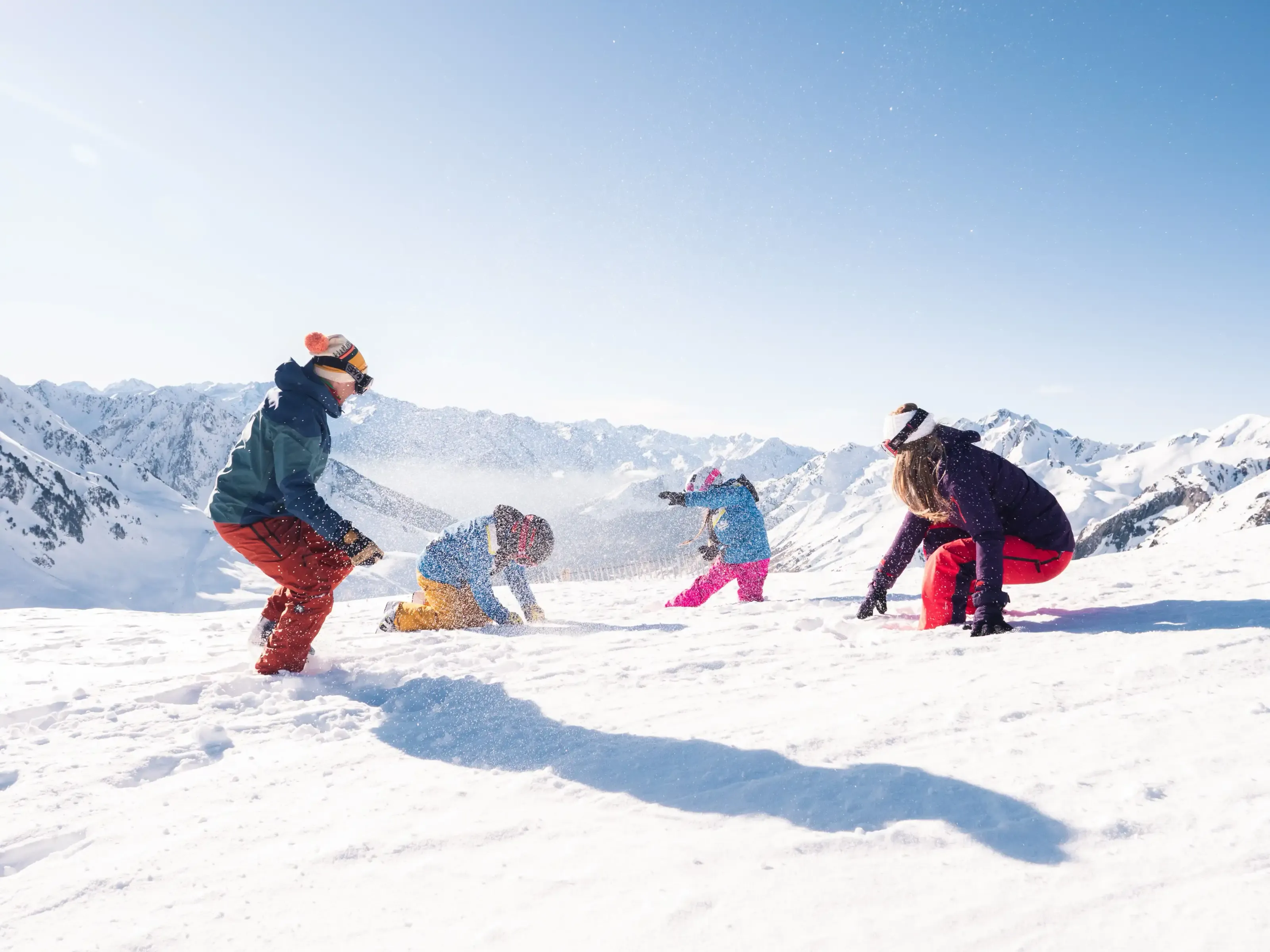 Une famille en plein bataille de boule de neige au Grand Tourmalet.