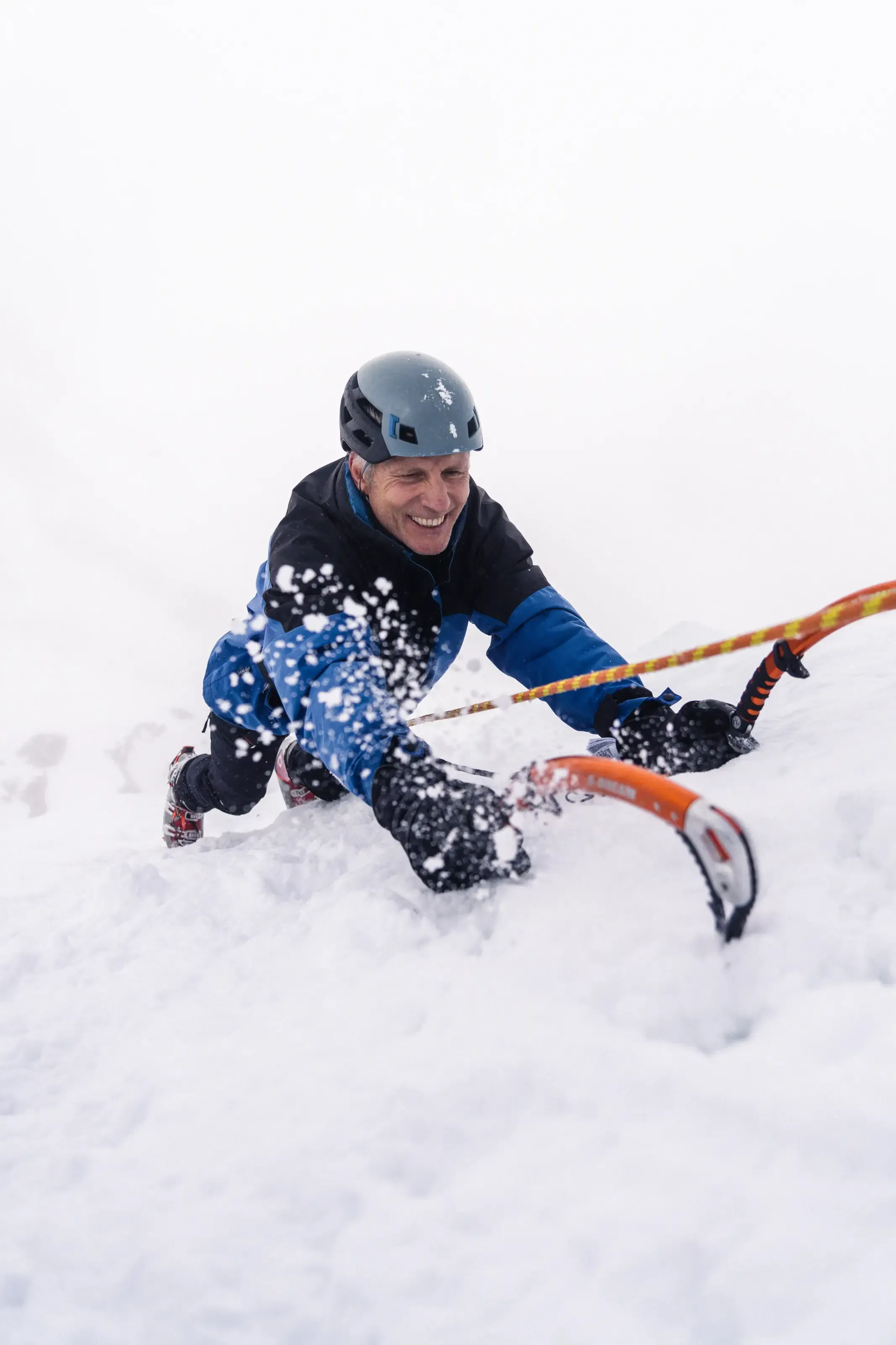 Un homme pratiquant l'activité de la cascade de glace.