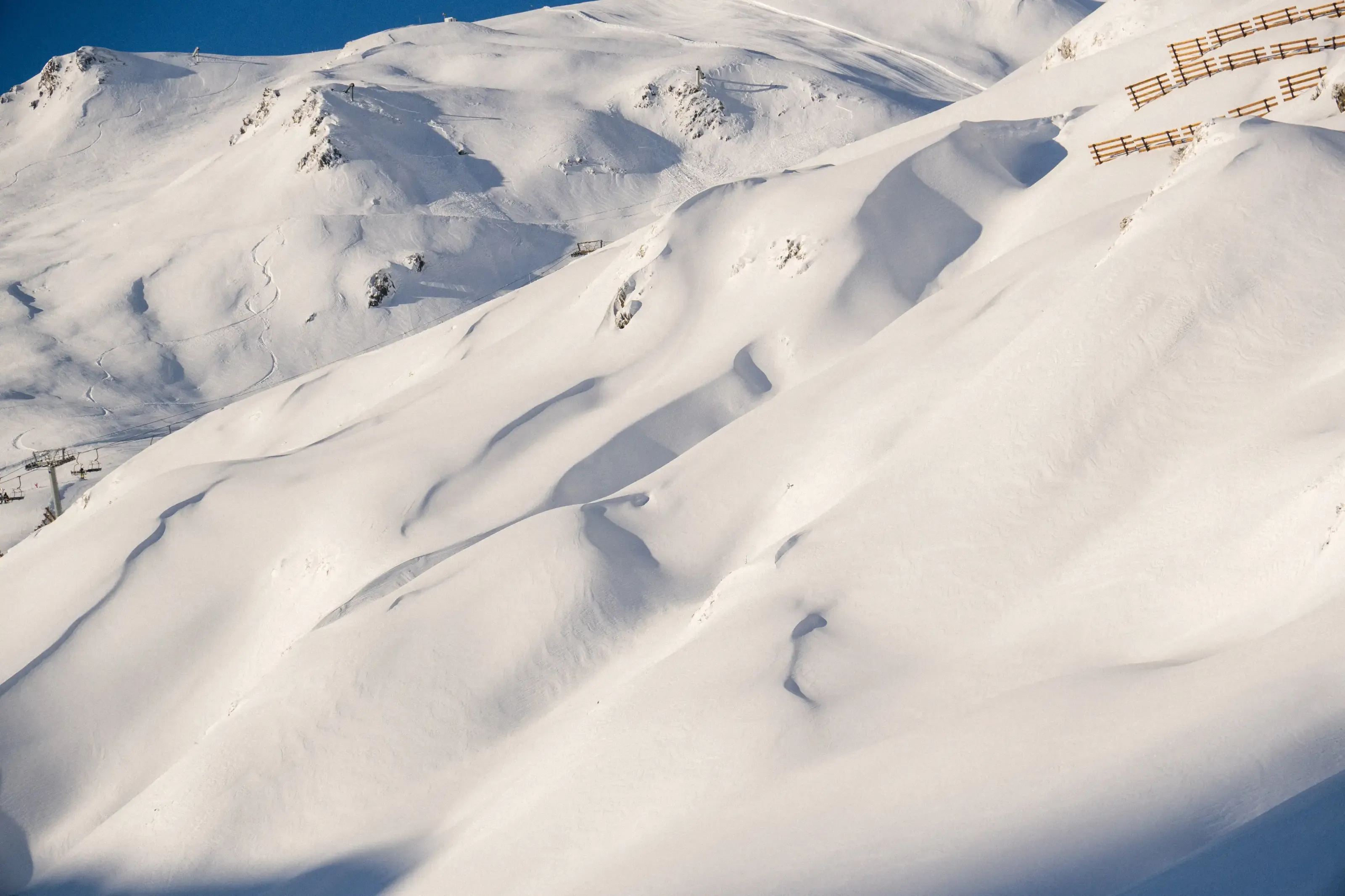 Le domaine skiable du cirque du Lys immaculé au petit matin.