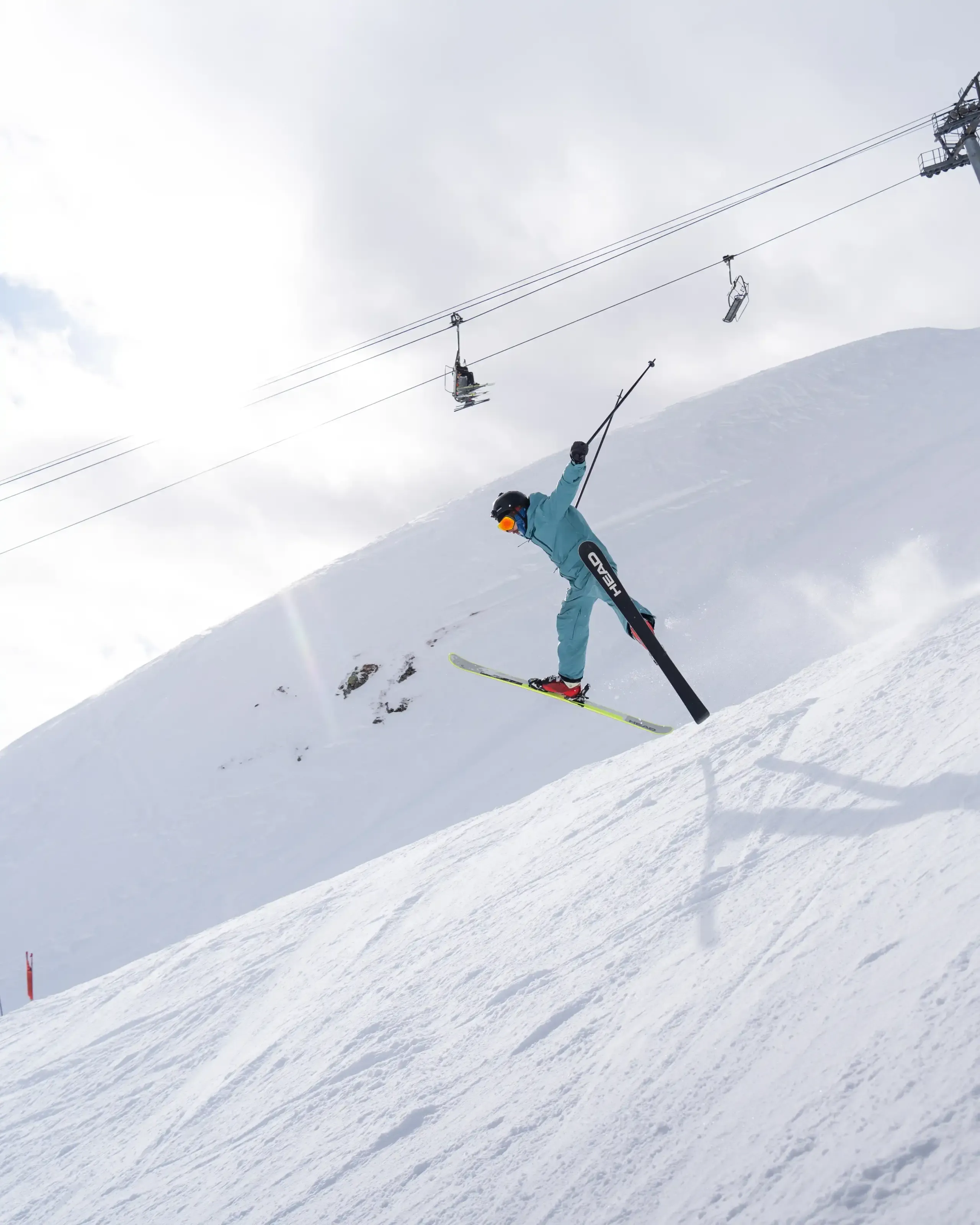 Un skieur envoyant son plus beau tricks sur une rupture de pente du domaine de Cauterets