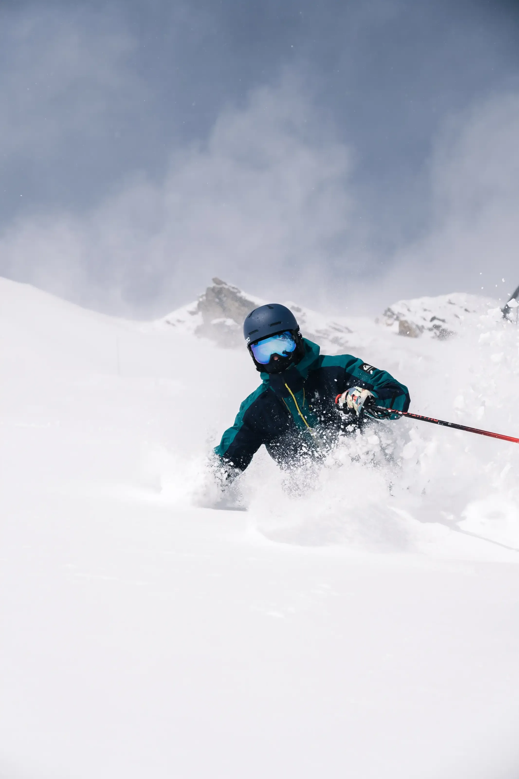 Un skieur freeride dans la poudreuse de Cauterets. 