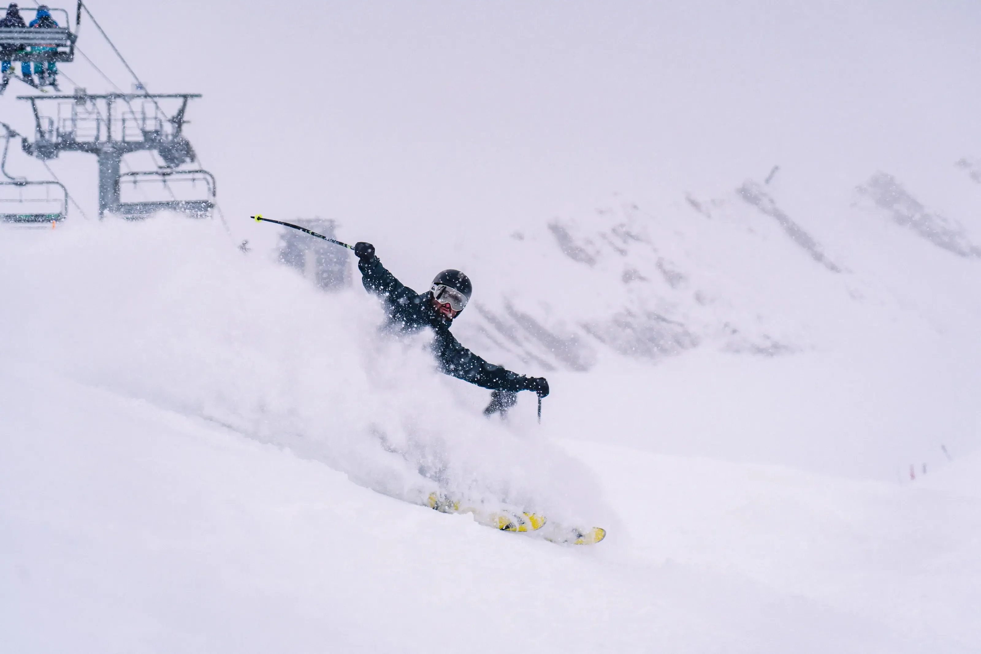 Un skieur envoyant sa plus belle gerbe de neige lors d'un jour blanc a Cauterets.