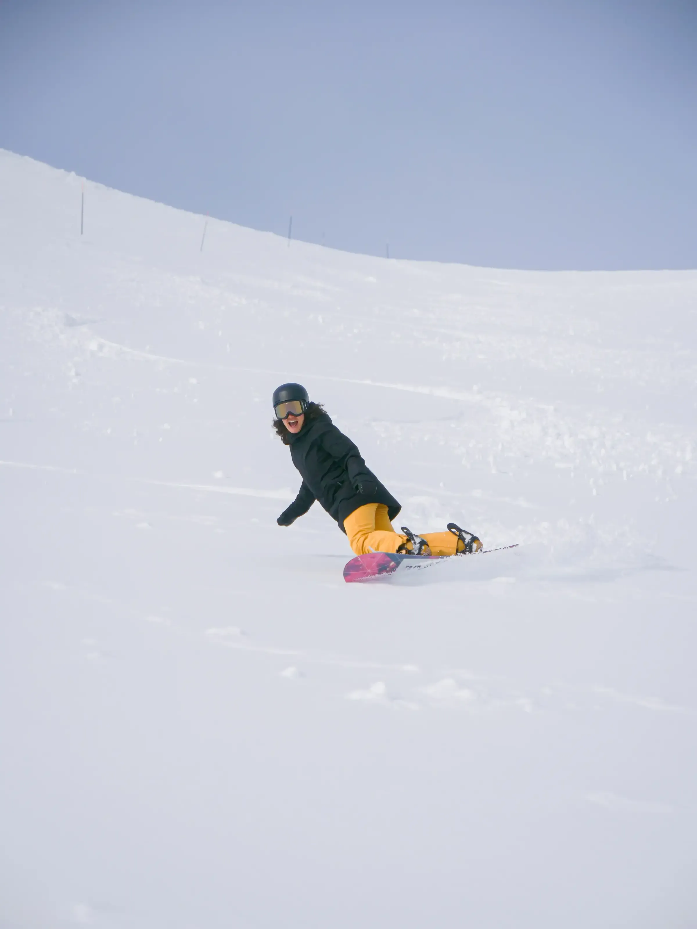 Une snowboardeuse sur une piste noire non damée de Cauterets un jour de poudreuse. 