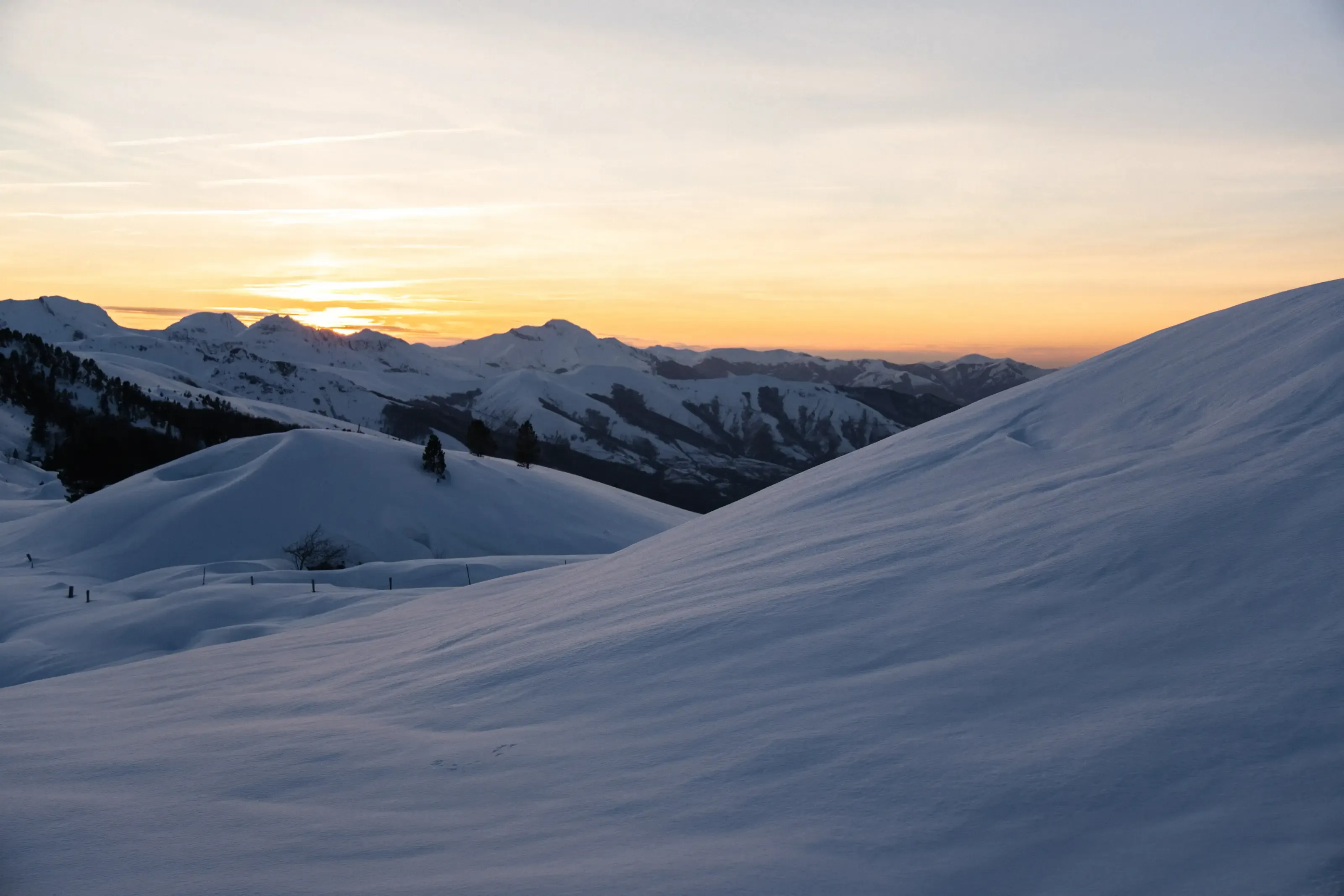 Un coucher de soleil sur les crêtes d'un plateau de l'espace nordique du Braca.