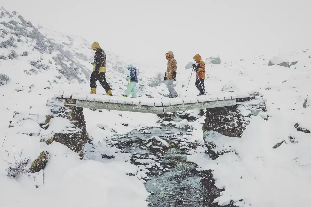 Une famille sous la neige en randonnees raquettes a Piau Engaly. 