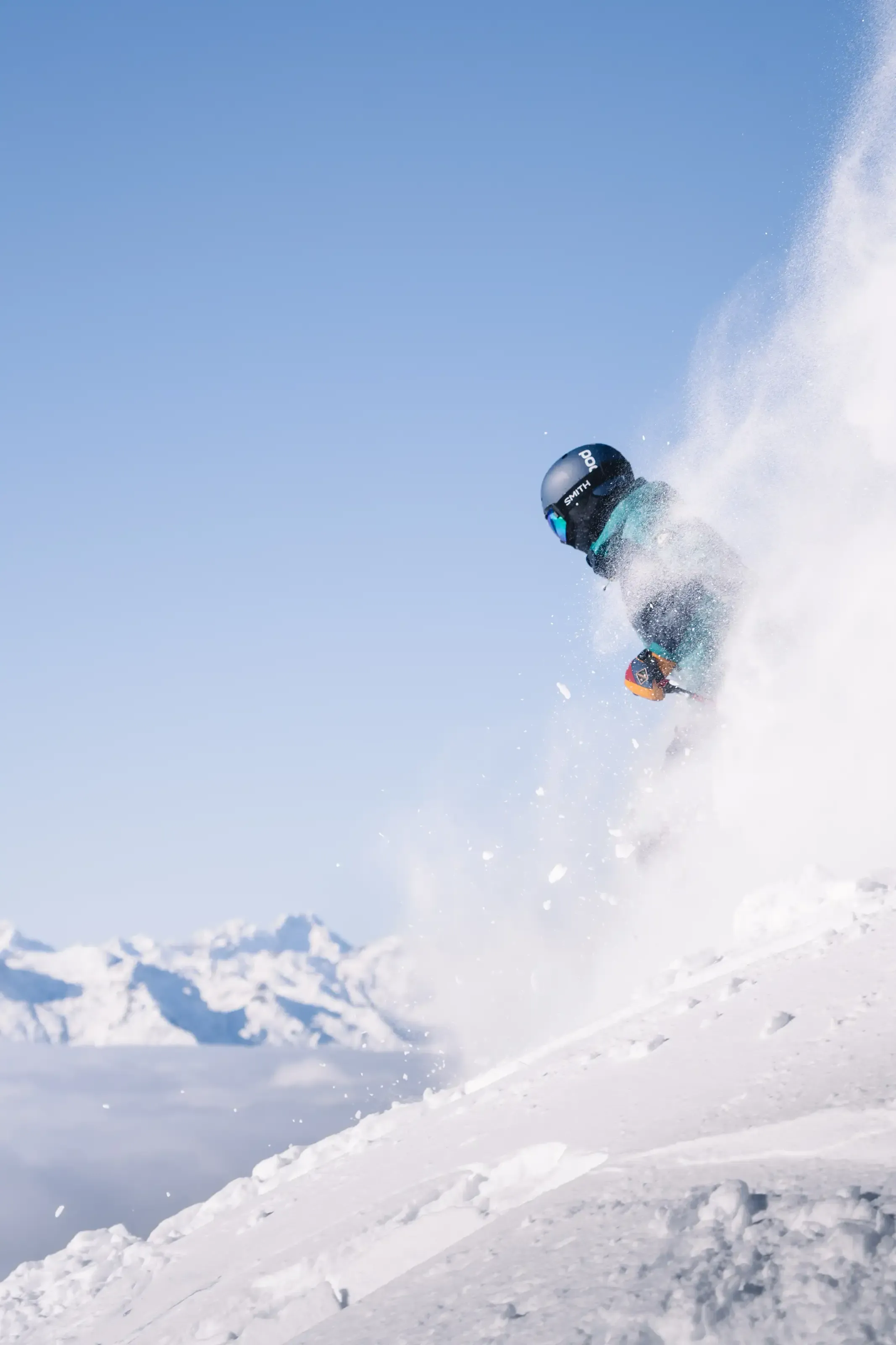 Un portrait d'un skieur au milieu de la poudreuse de la piste Coume Layse