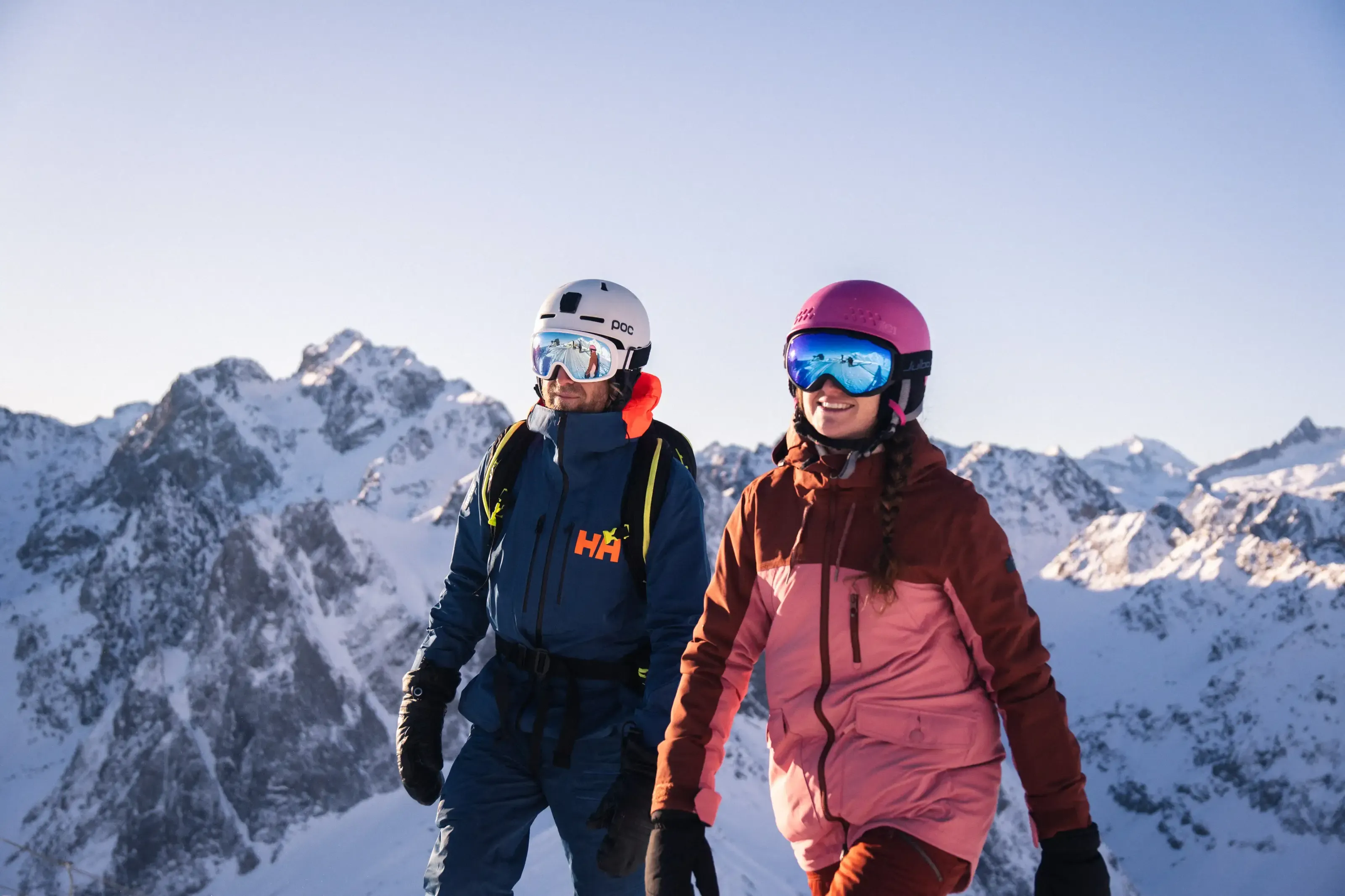 Un couple au lever du soleil sur les hauteurs du Grand Tourmalet.