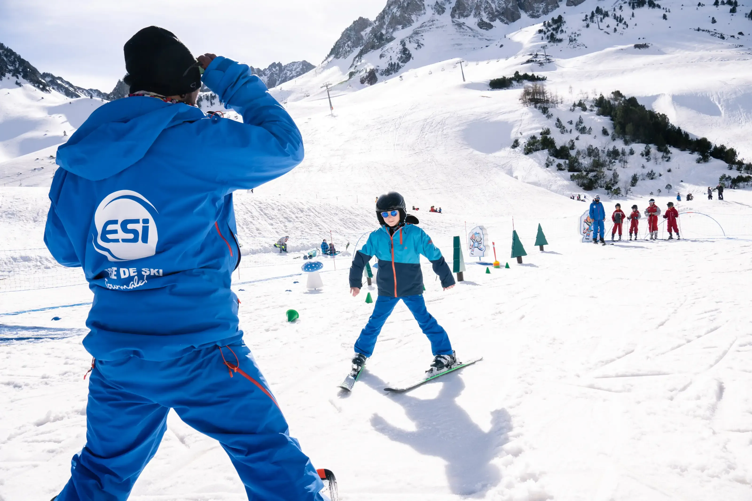 Un skieur débutant sur l'espace débutant de la Mongie