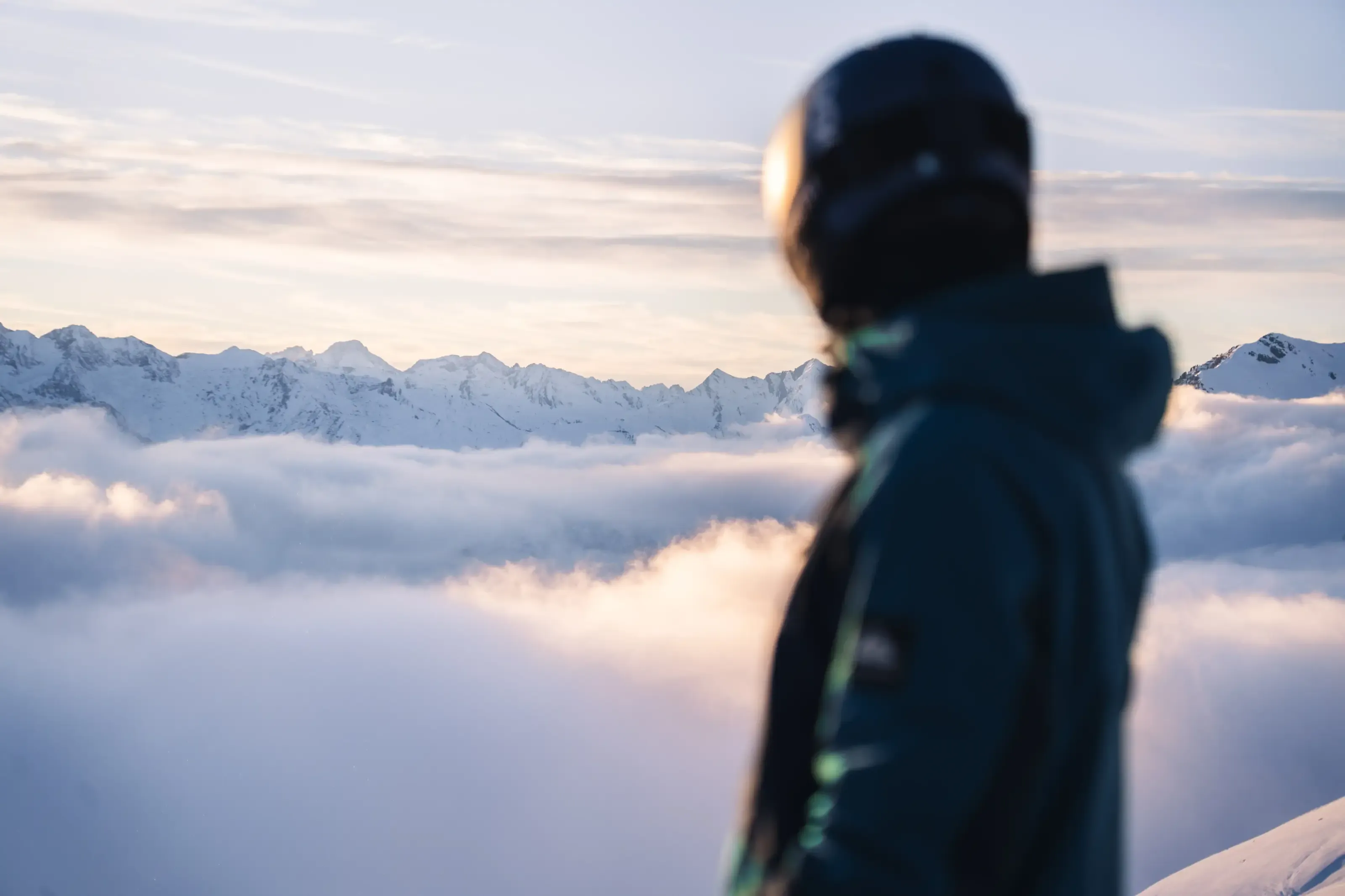 Un skieur au coucher du soleil face à la chaîne des Pyrénées lors d'un coucher de soleil au Grand Tourmalet