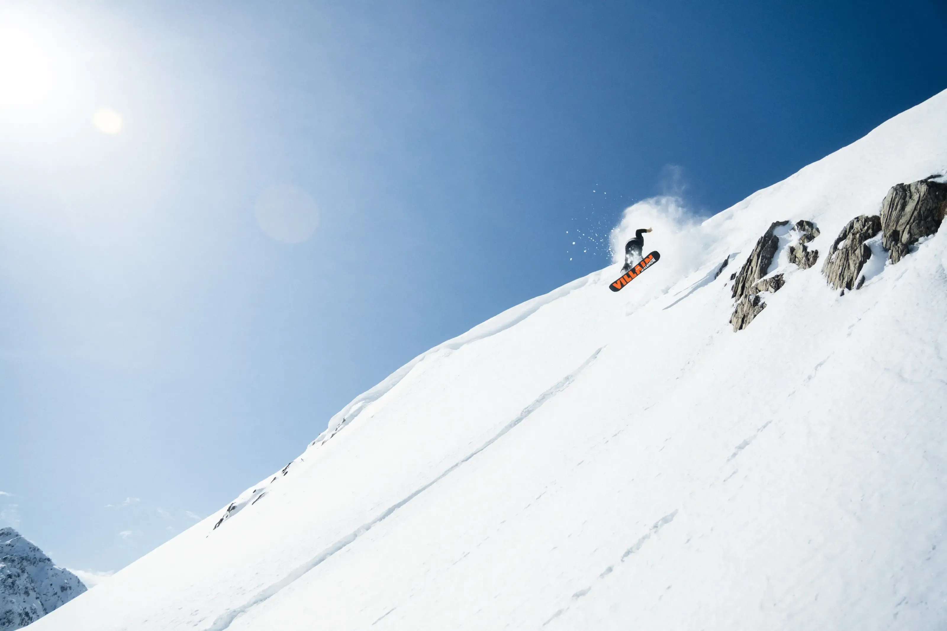 Un snowboarder effectuant un 360 sur une corniche du Pic du Midi