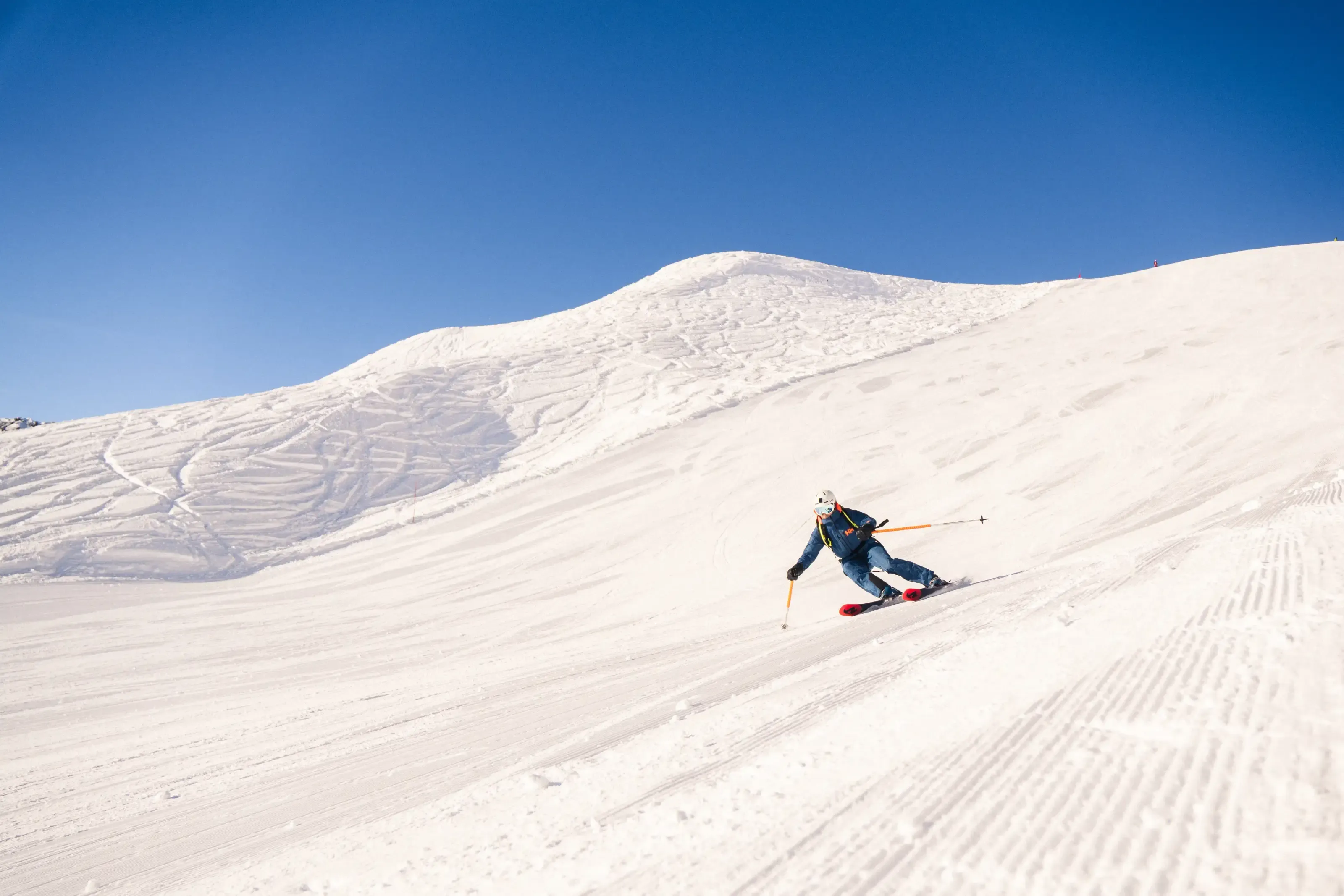 Un skieur alpin en plein virage carving sur une piste du Grand Tourmalet.