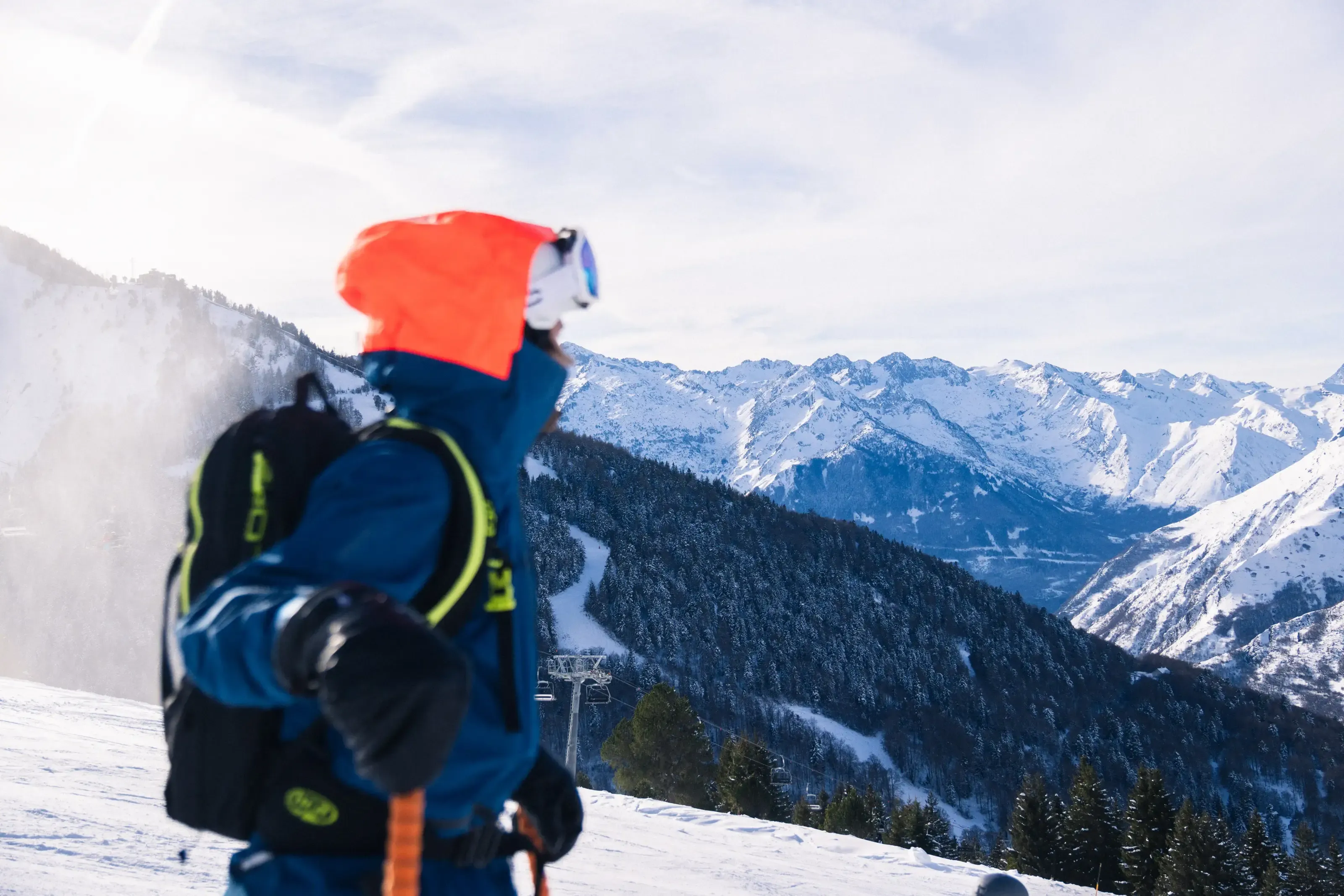 Un skieur face aux magnifiques forêts de Barèges.