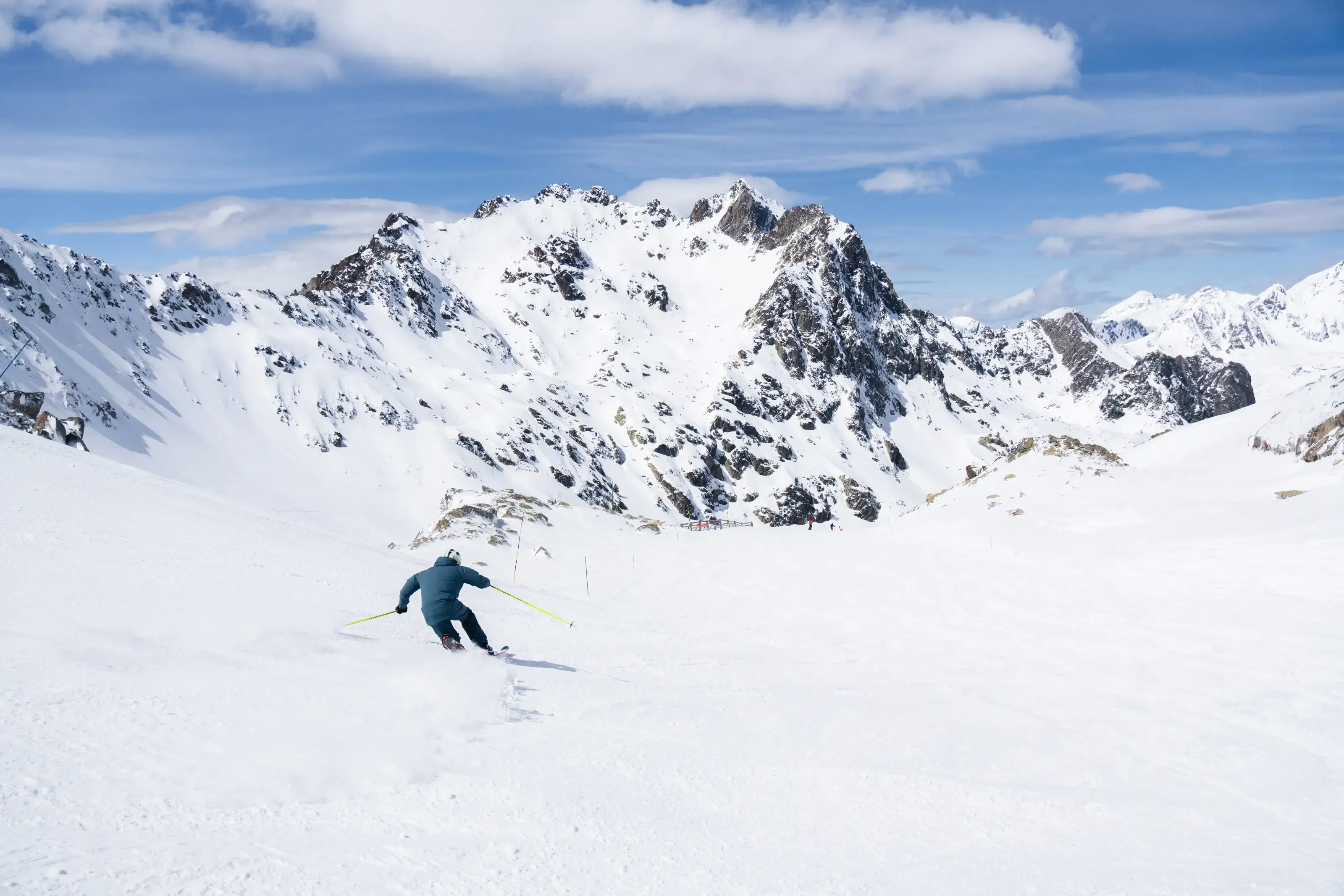Un skieur en telemark carvant sur la piste du cirque des 4 Termes