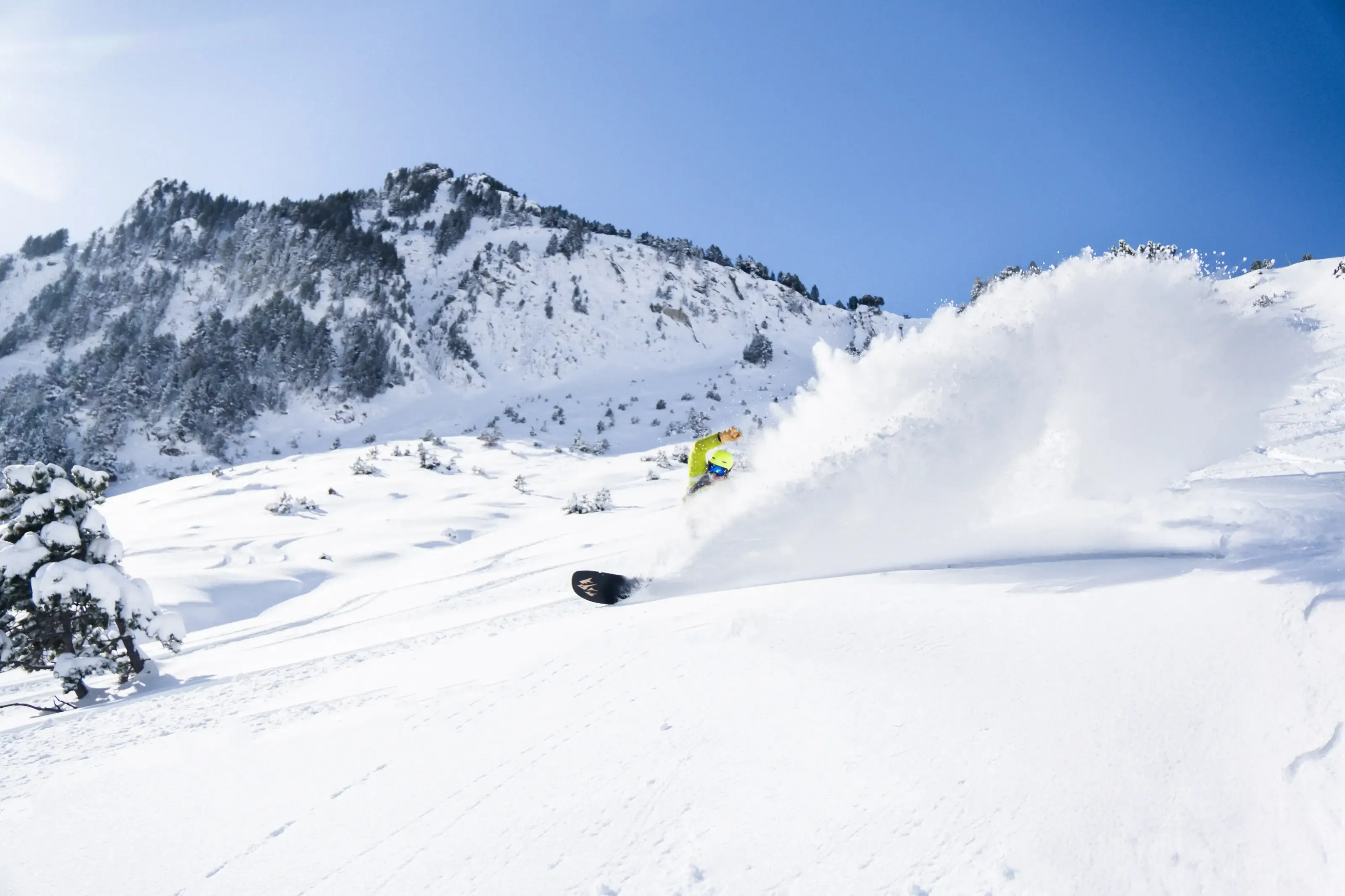 Un Snowboarder effectuant un virage carte postale dans la poudreuse de Bareges.