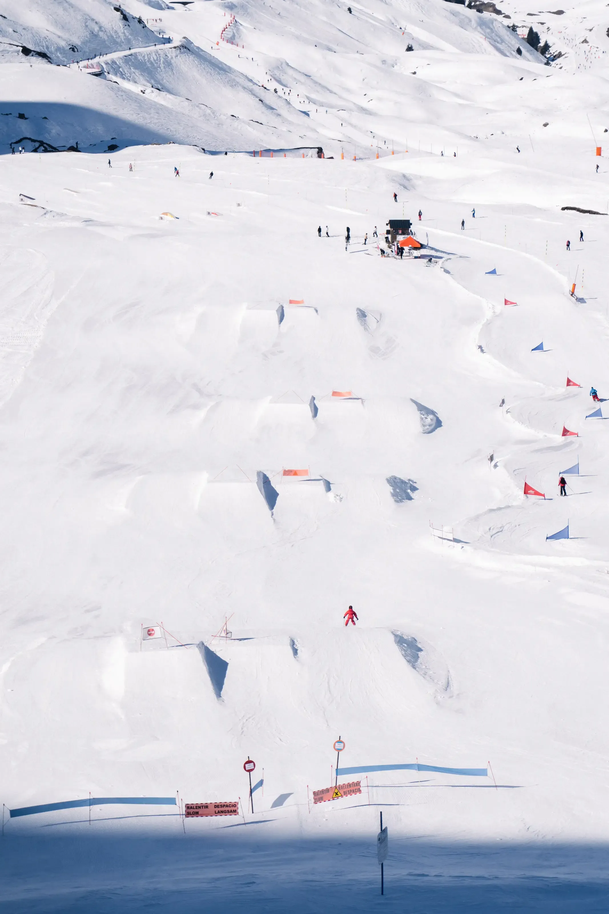 Une vue aérienne du snowpark du Grand Tourmalet