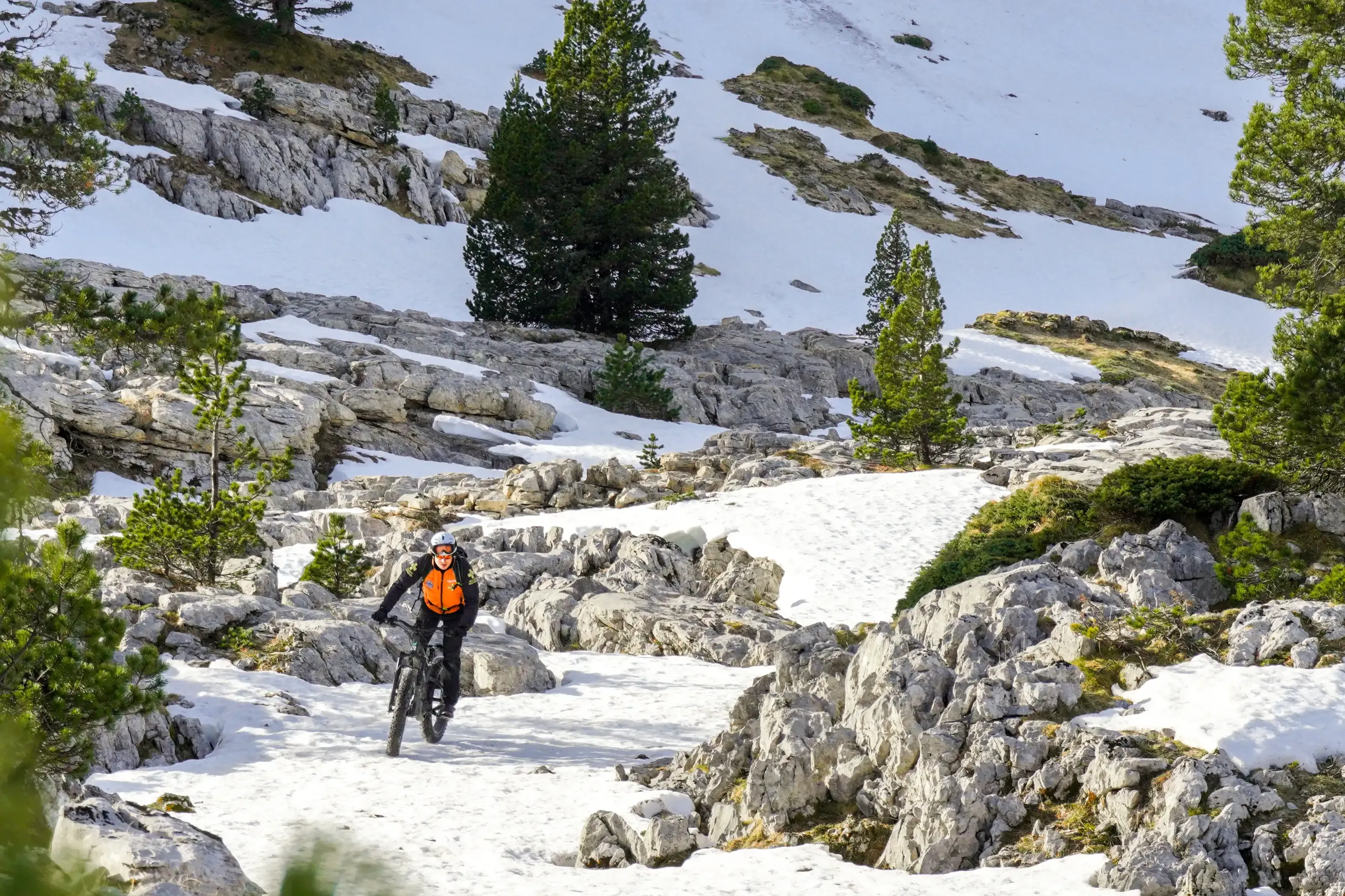 Un VTTiste en fatbike sur les pistes du Braca.