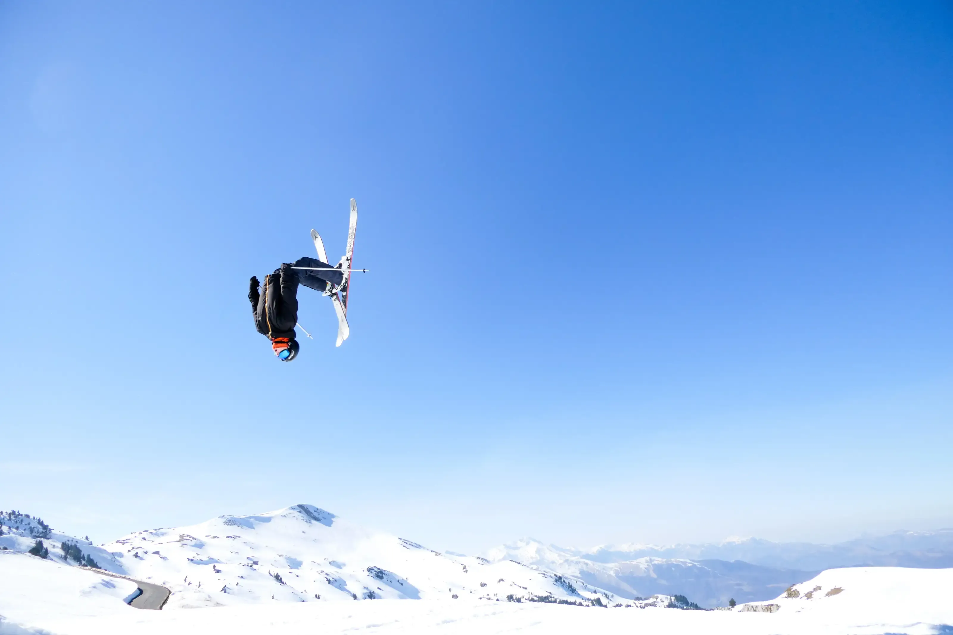 Un freestyler envoyant son plus beau backflip sur l'Euskal Park de la Pierre Saint Martin