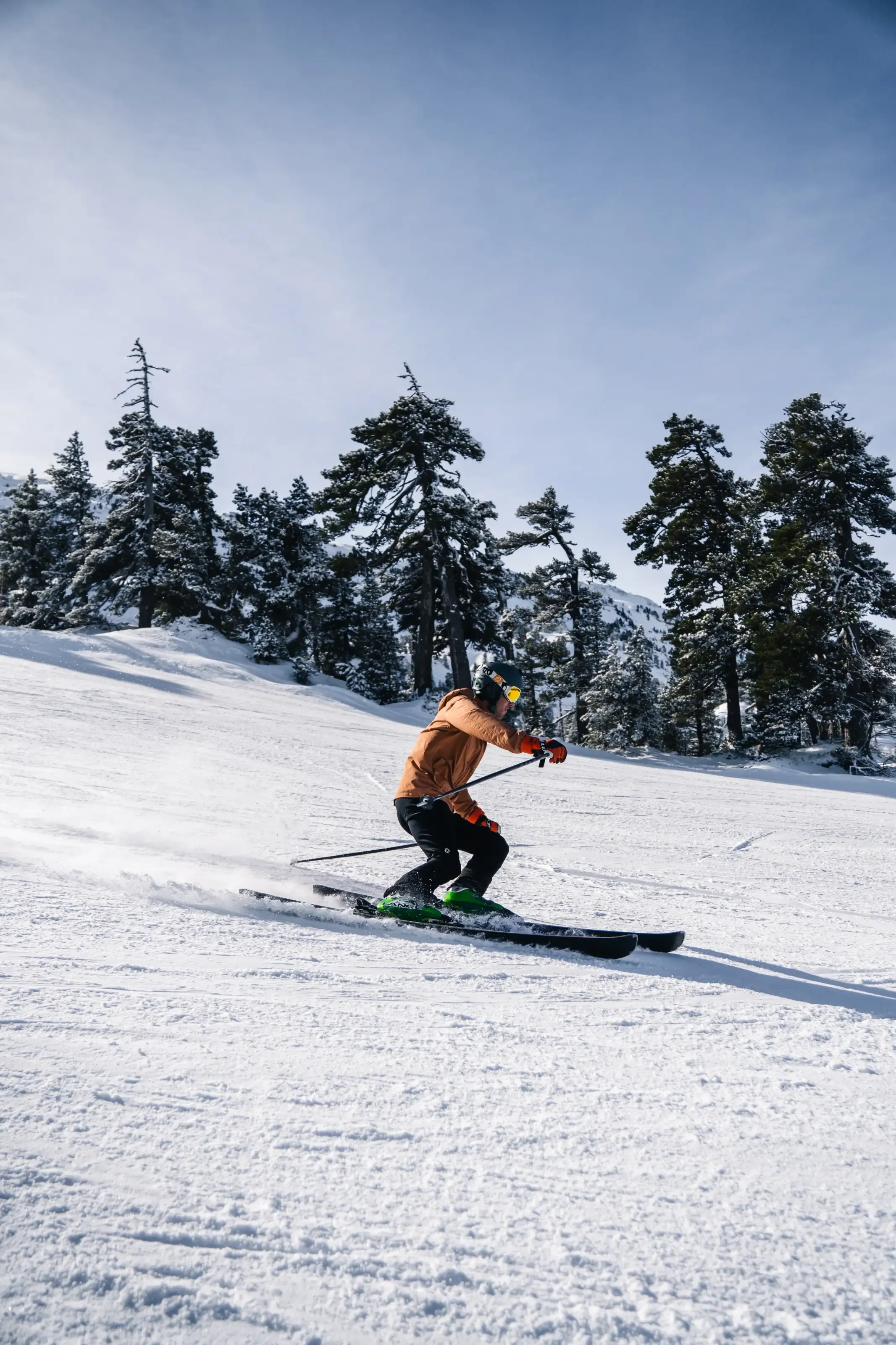 Un skieur alpin sur la piste des IFS de la Pierre Saint Martin. 