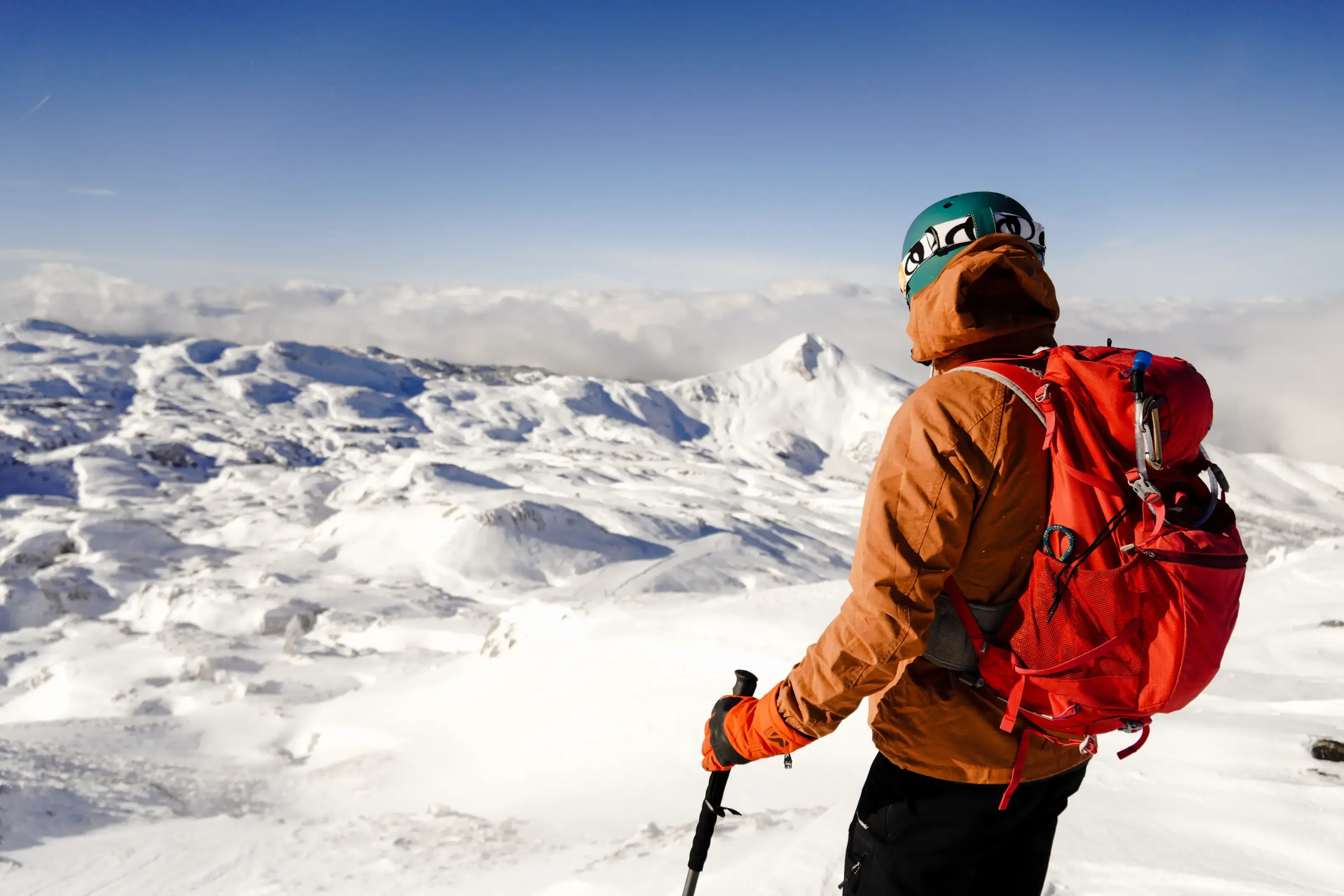 Un Skieur de randonnée au sommet du Boulevard des Pyrénées à la Pierre Saint Martin
