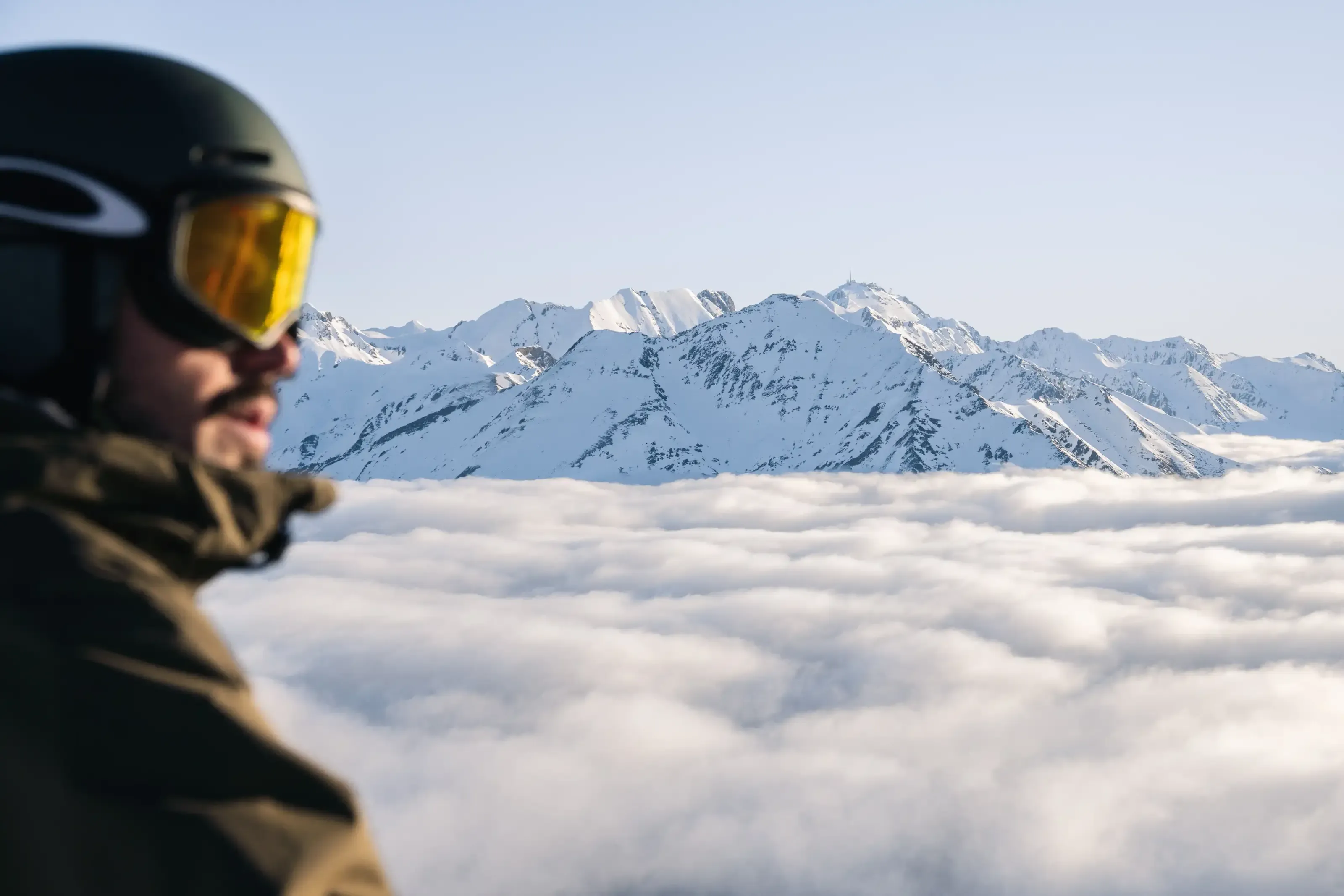 Un skieur de Luz-Ardien avec le Pic du Midi de bigorre en fond.