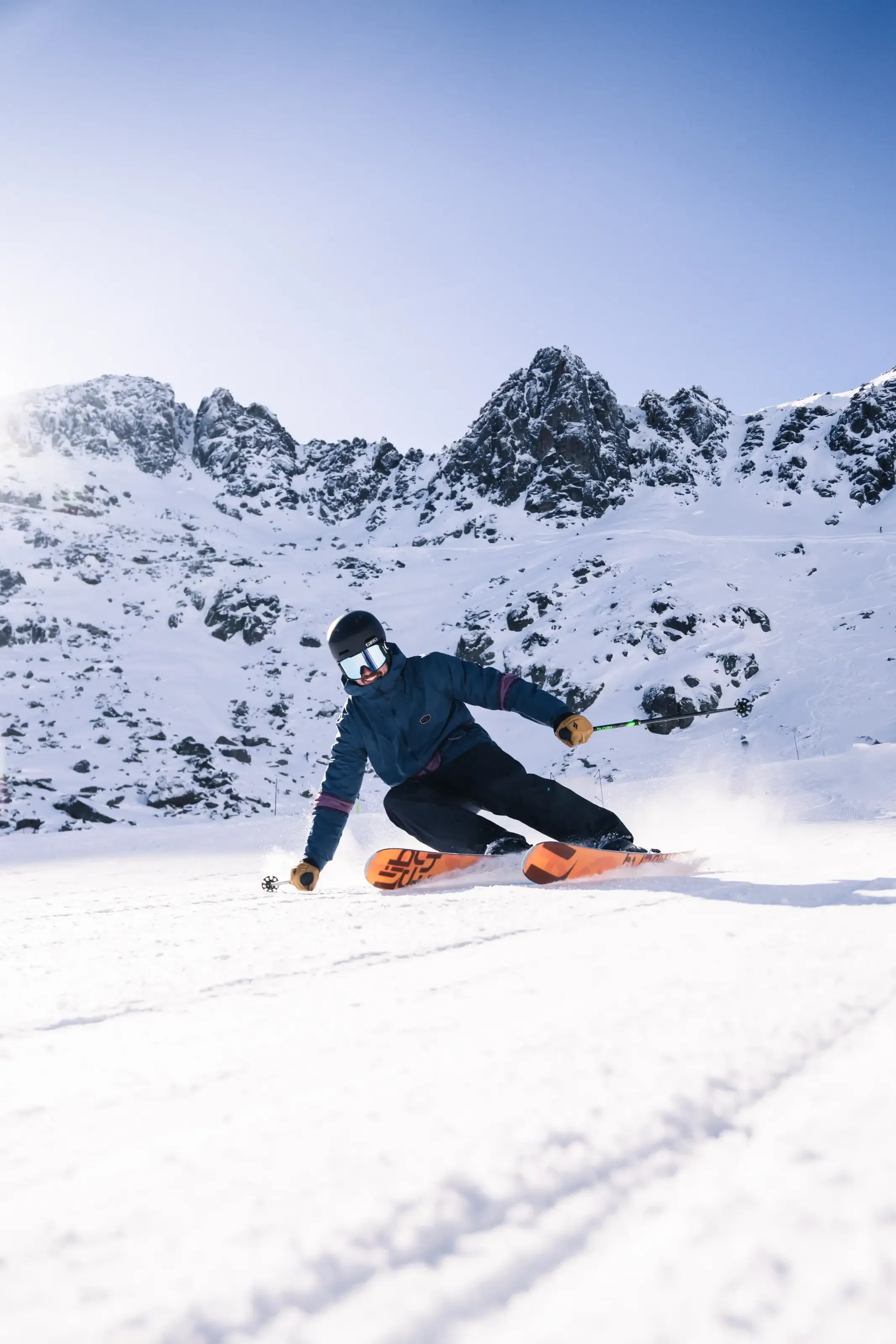 Un skieur alpin en plein virage carving tout sourire sur le secteur Cloze Caperette  