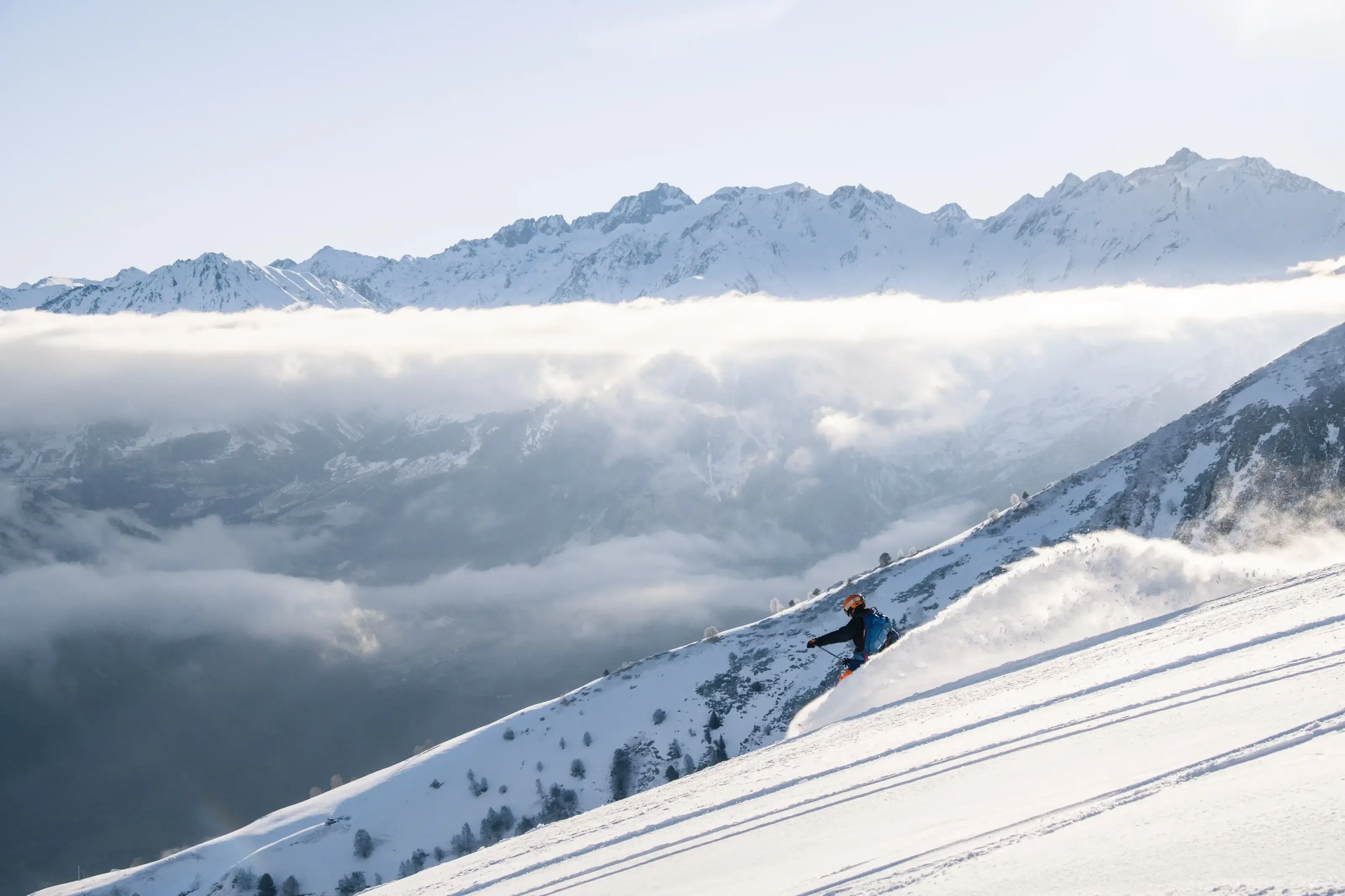 Un freerider dans la poudreuse du domaine de Luz-Ardiden.