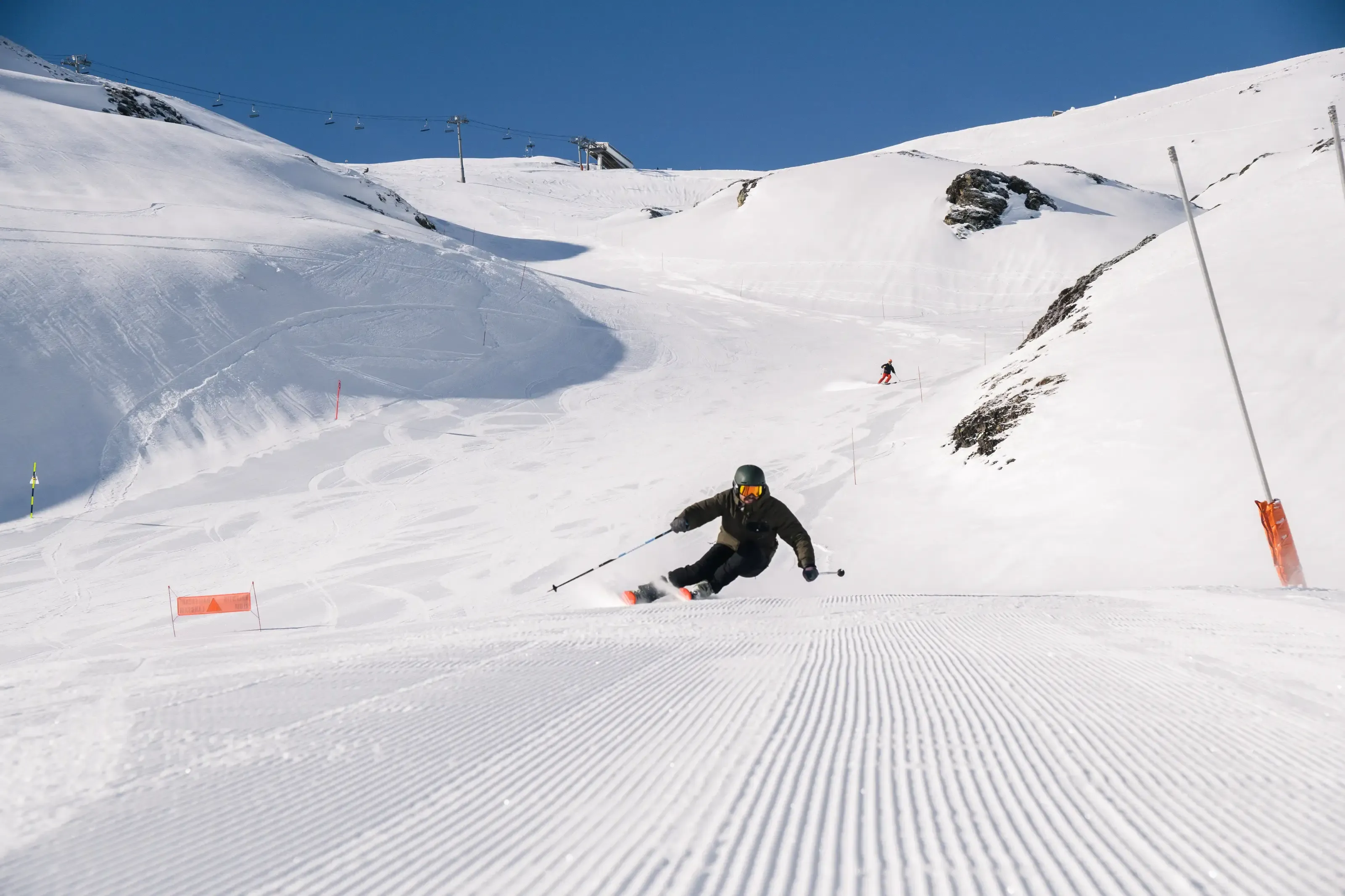 Un skieur sur un piste damée au laser du domaine de Luz-Ardiden.