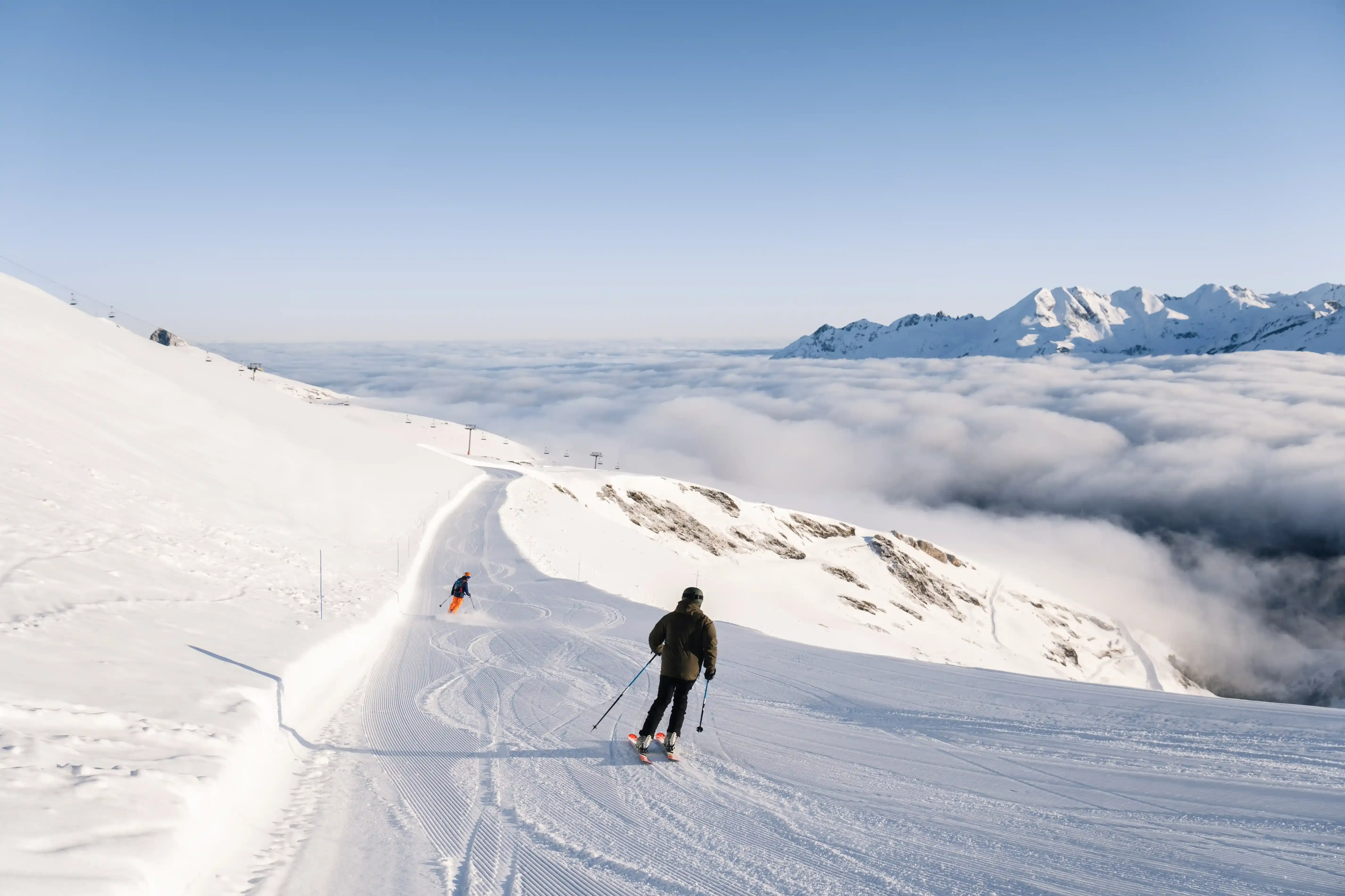 Skieur sur la piste bleue de la station de Luz-Ardiden