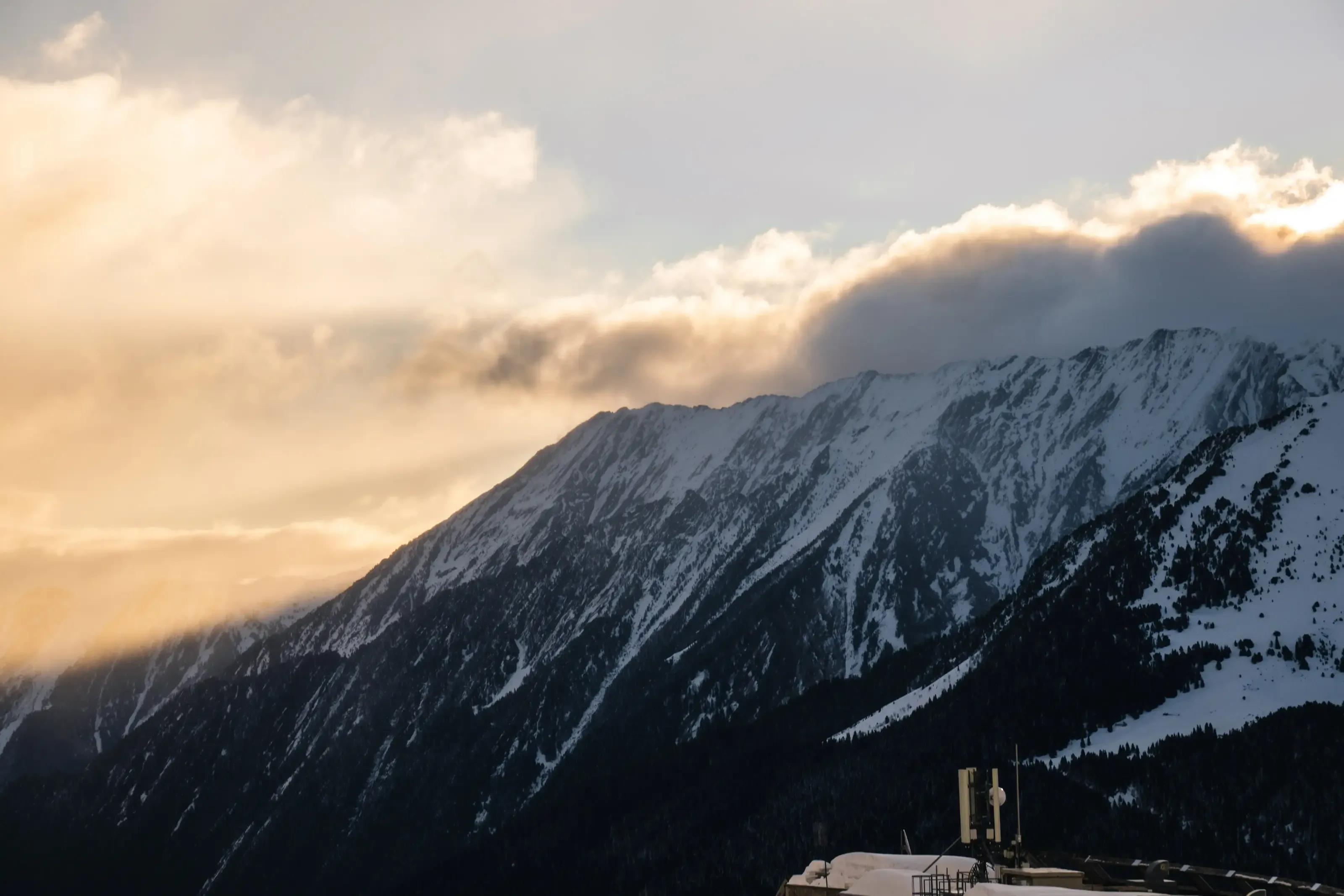 Un coucher de soleil sur les cimes de la station de Piau Engaly.