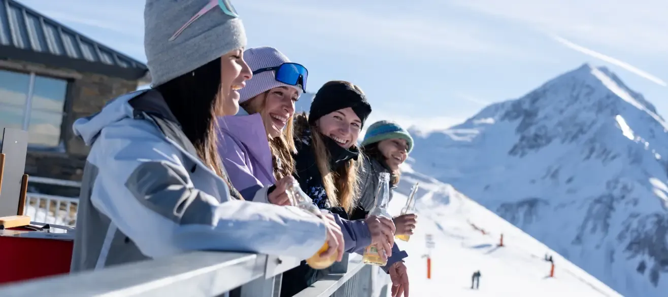 4 jeunes filles accoudées à la terrasse de l'altibar Peyragudes - soleil et neige