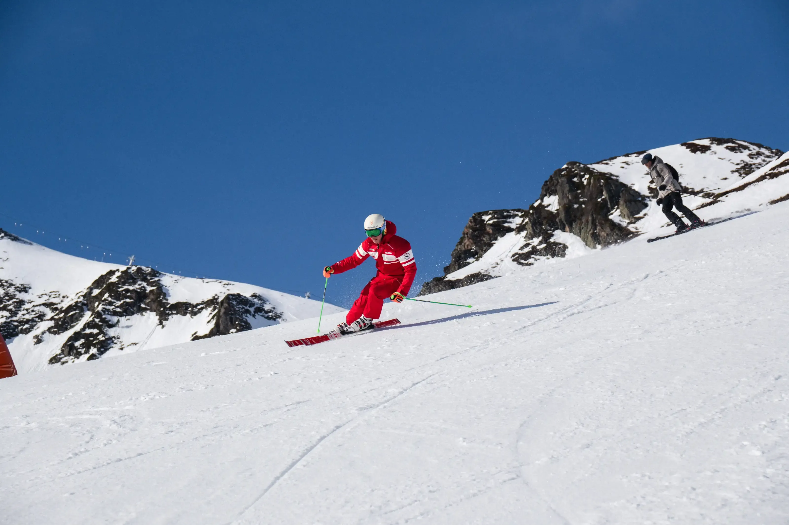 Un moniteur ESF montrant comment bien tourner dans les Pyrénées.
