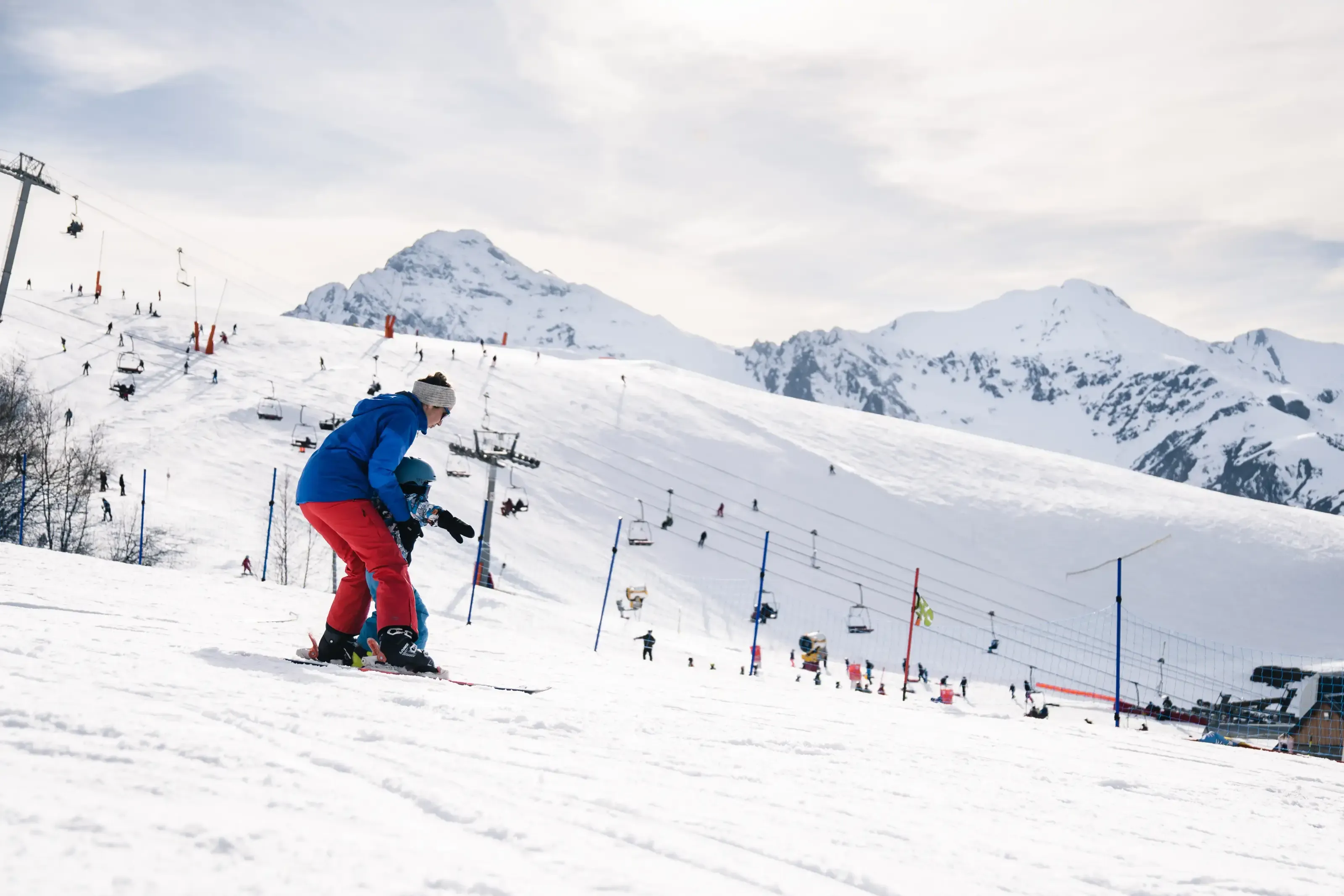 Un mère et son fils en train d'apprendre à skier sur l'espace debutant de Peyresourde.