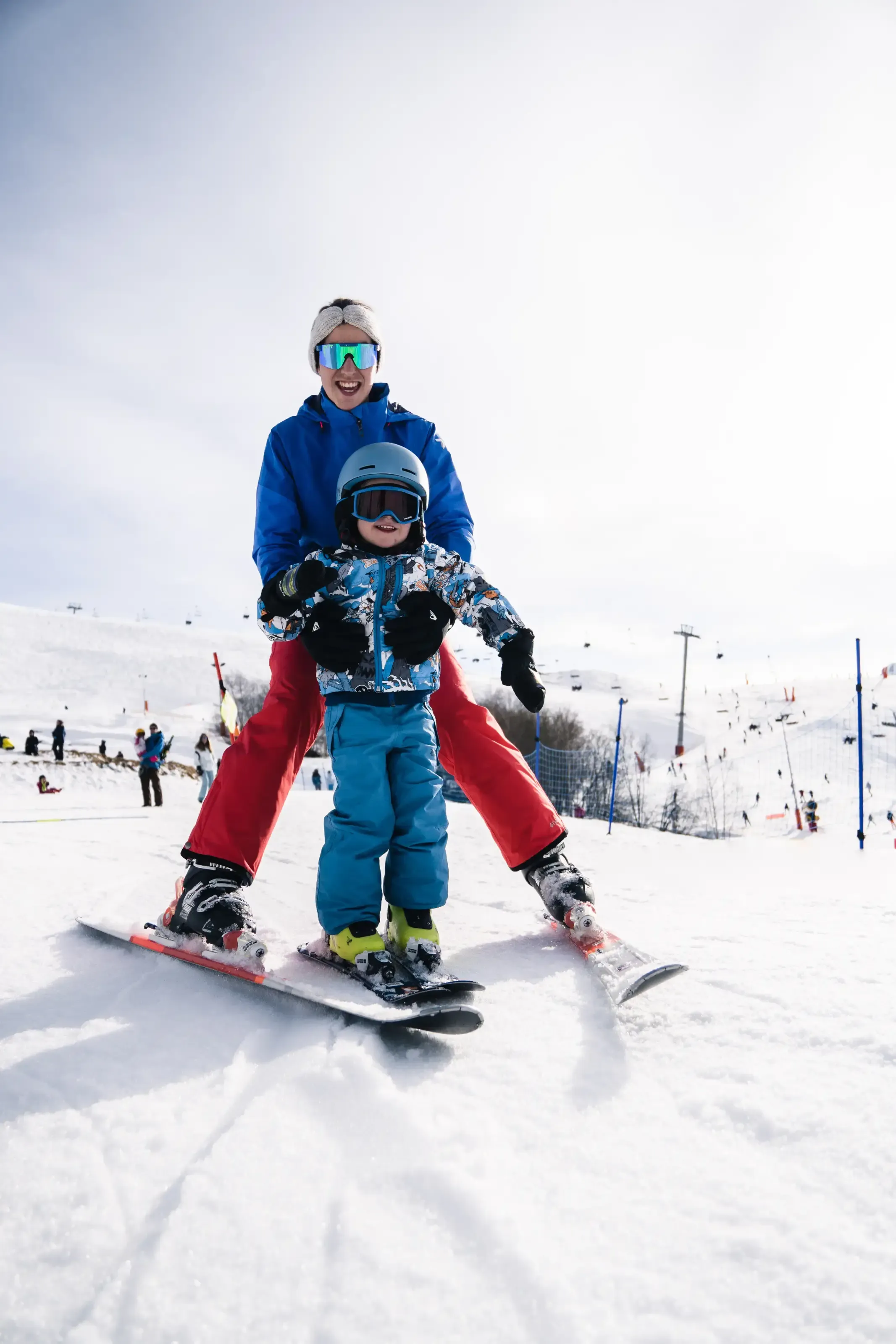 Une mere et un enfant sur l'espace debutant de Peyragudes.