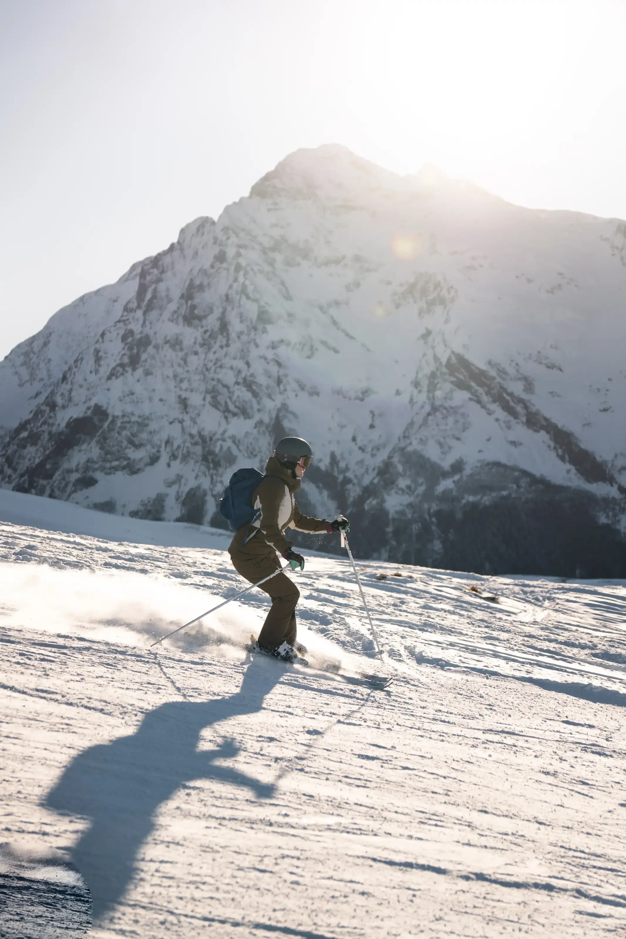 Une skieuse au coucher du soleil sur la piste 007.