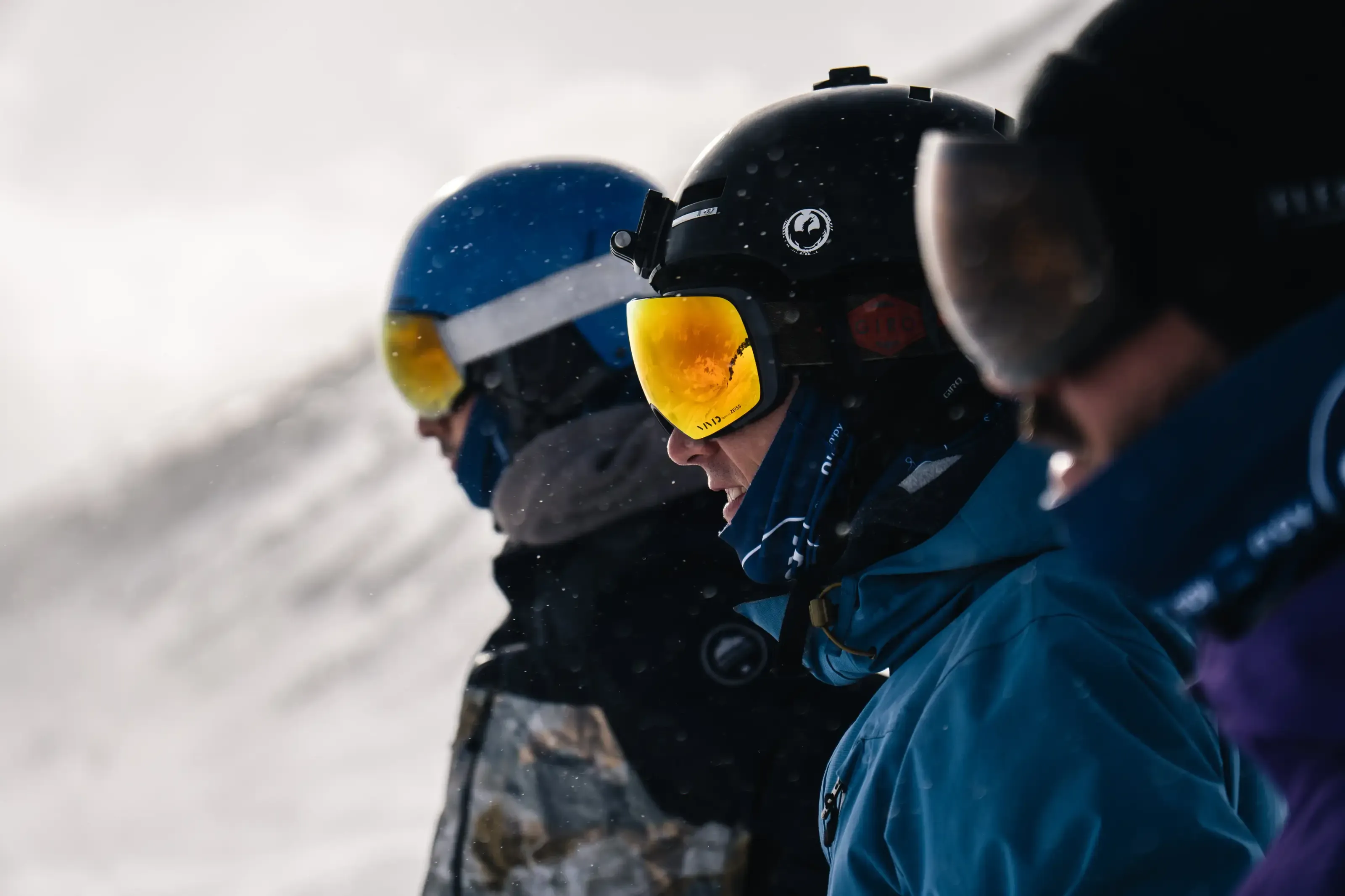 Un groupe de skieurs et snowboarder core sur les hauteurs de Piau Engaly.