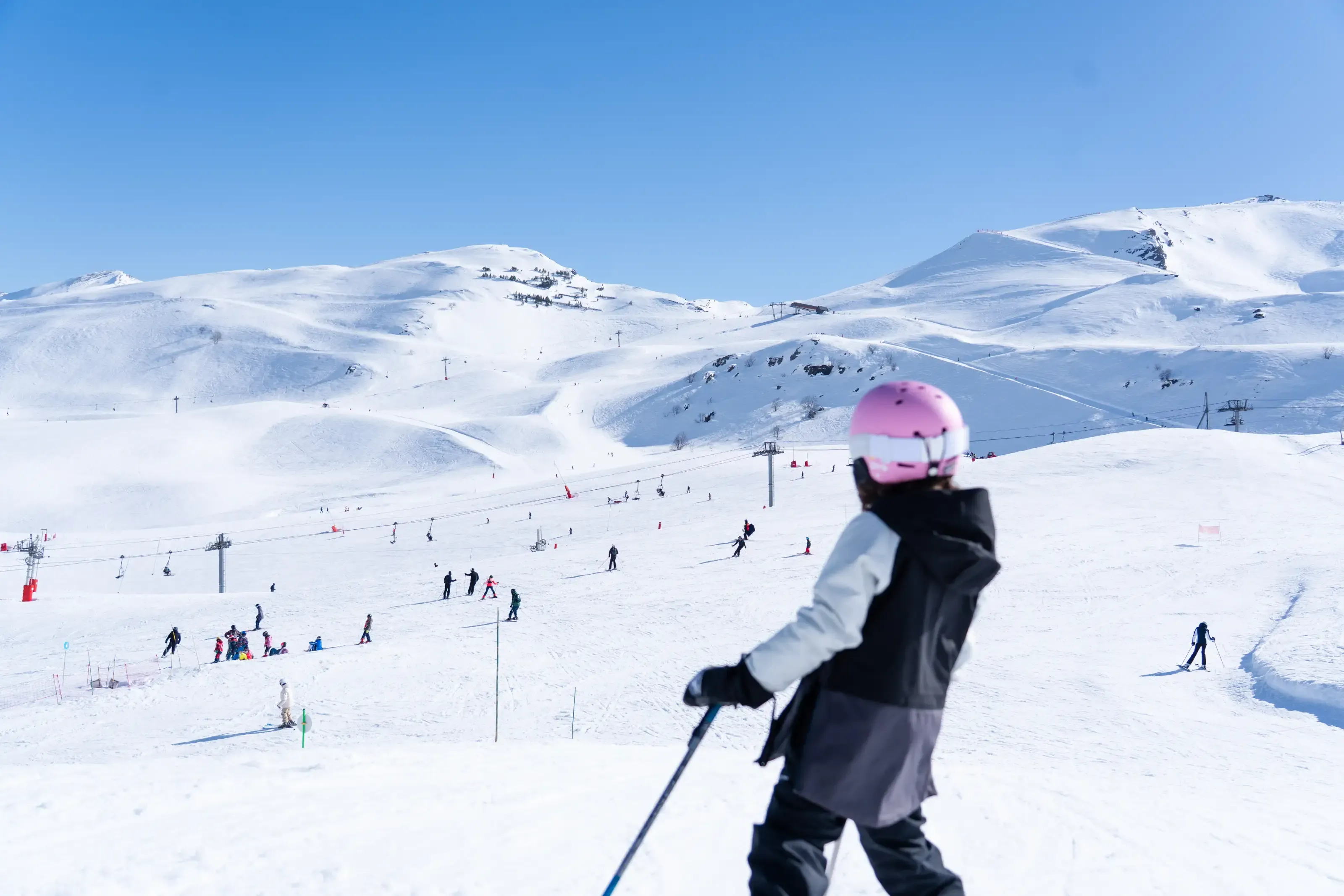 Un enfant au sommet de l'espace debutant de PIau Engaly avec le domaine en fond. 