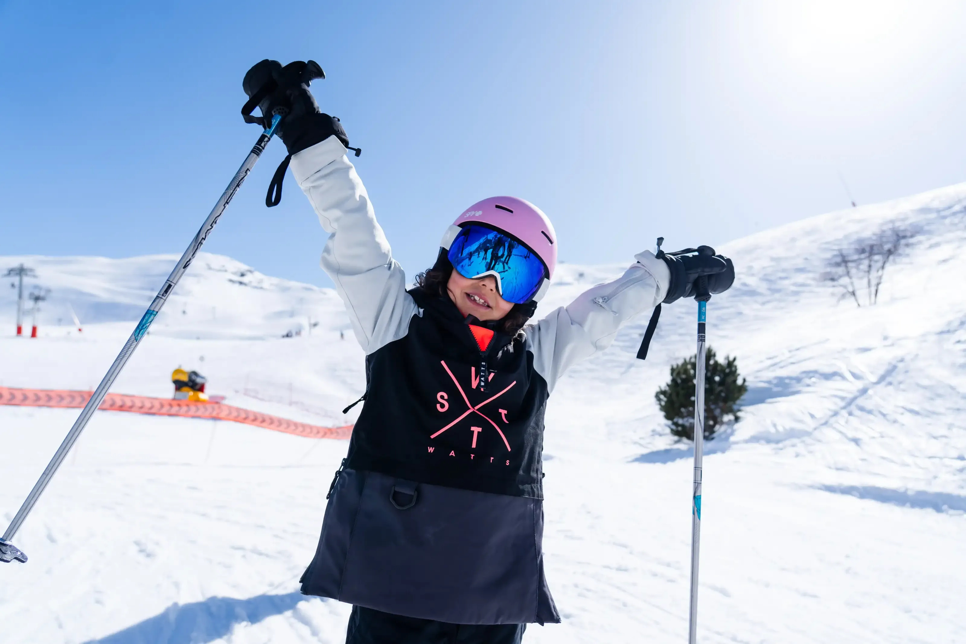 Une petite fille tout sourire sur le domaine de PIau Engaly.