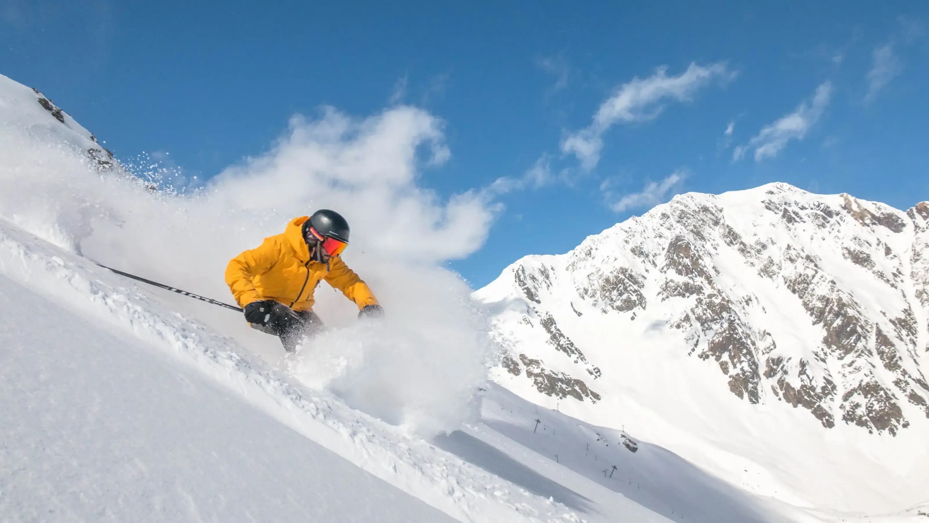 Un skieur freeride dans la poudreuse de Piau Engaly.