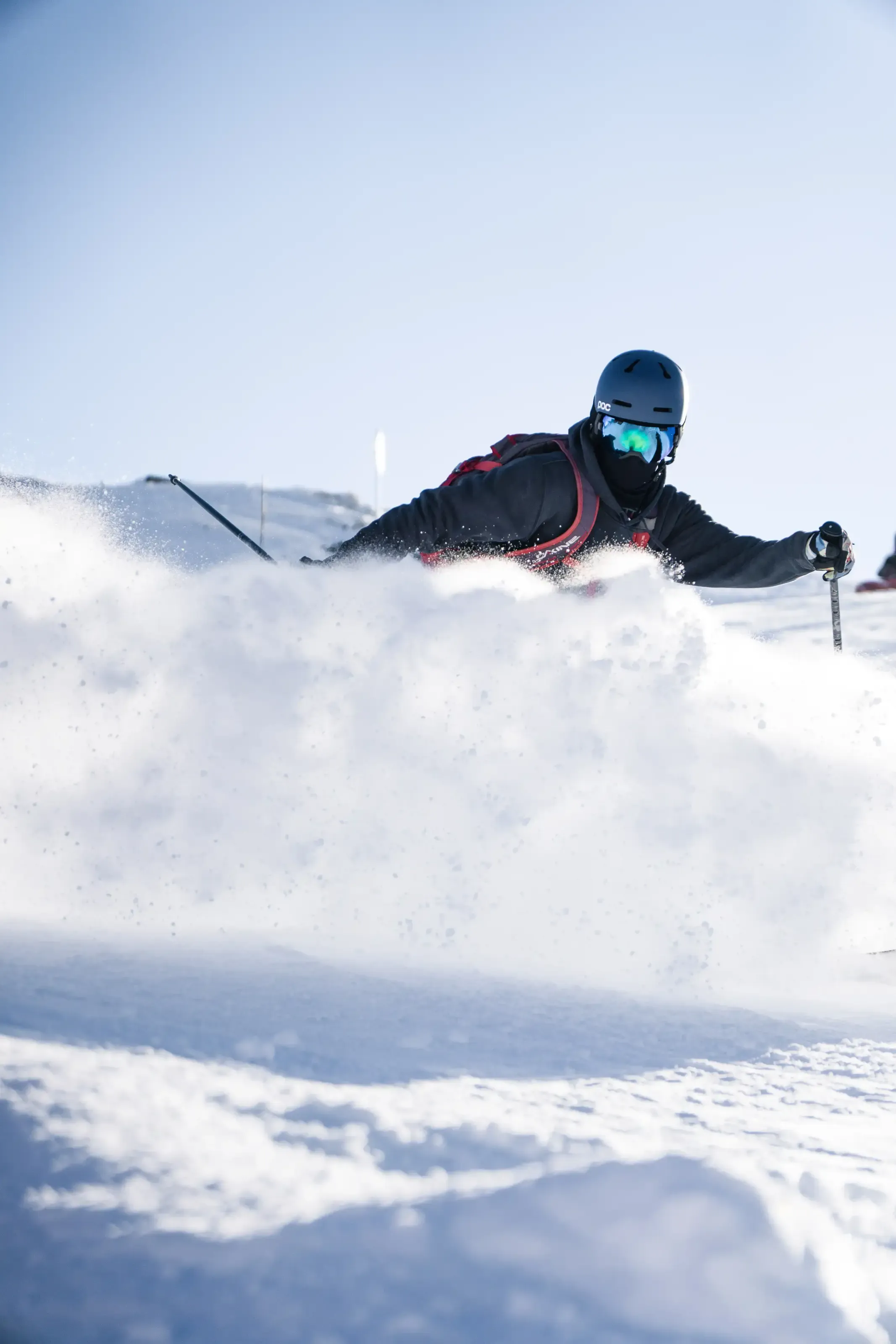 Un skieur relève la neige fraiche de Piau Engaly