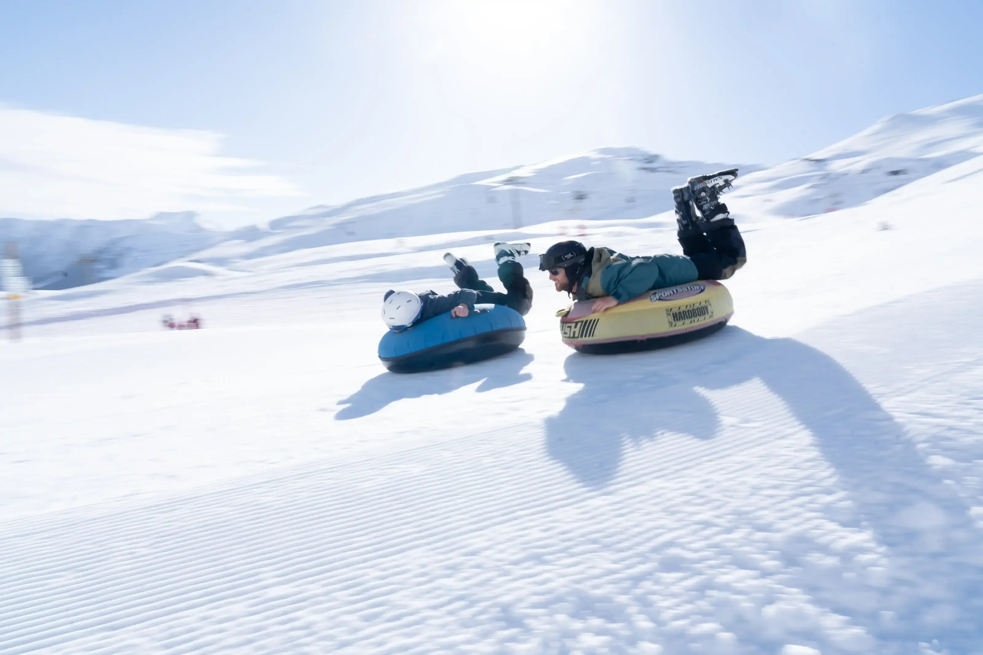Deux amis devalant la piste de tubbing de Piau Engaly.