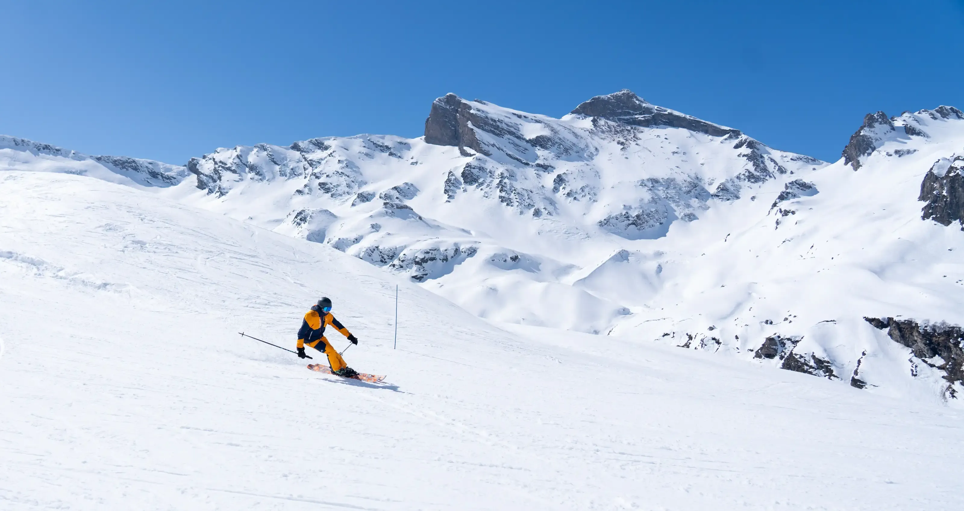Un skieur dans la vallee du Badet sur le domaine de PIau.