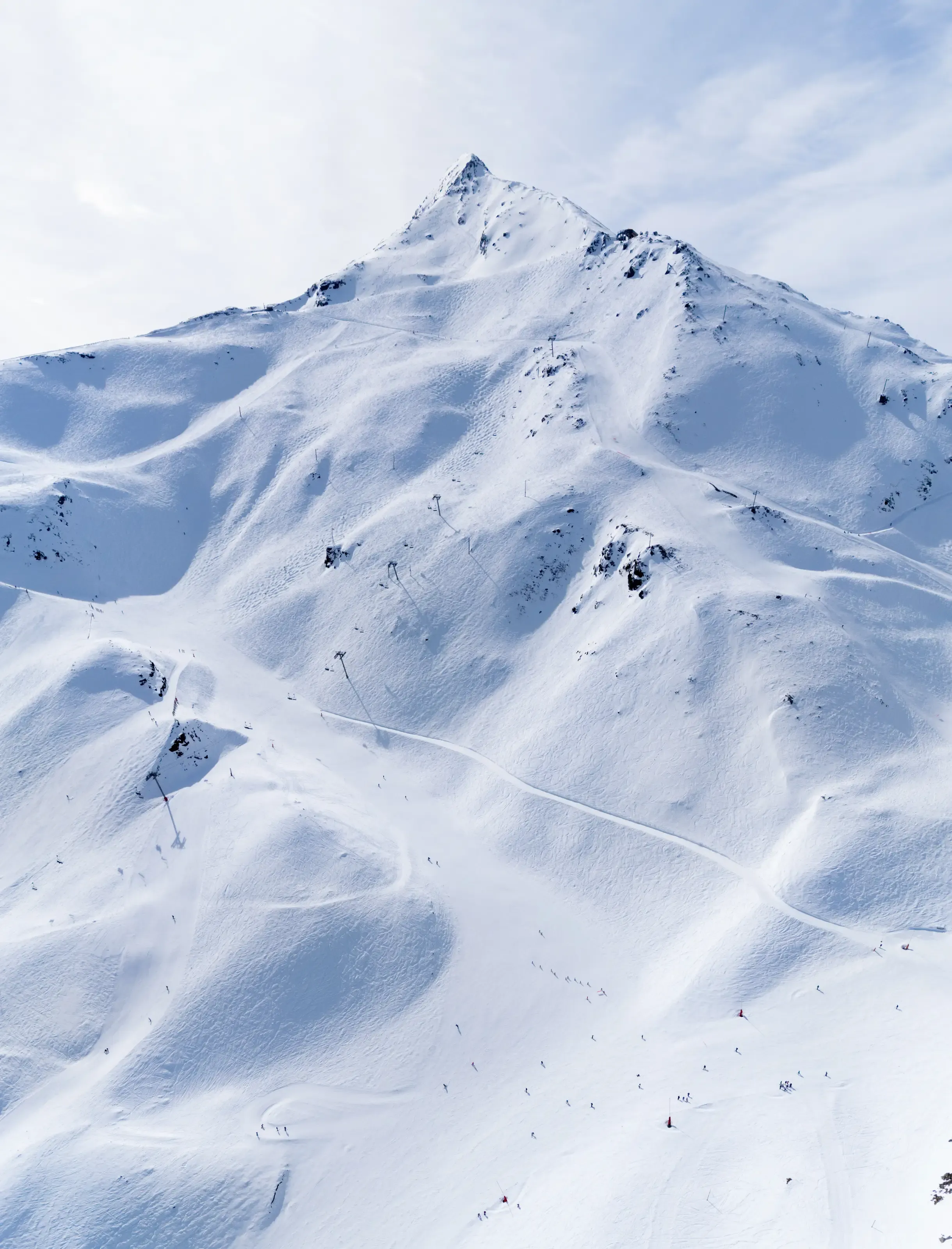 Une vue aerienne du domaine skiable et du Pic de Piau.