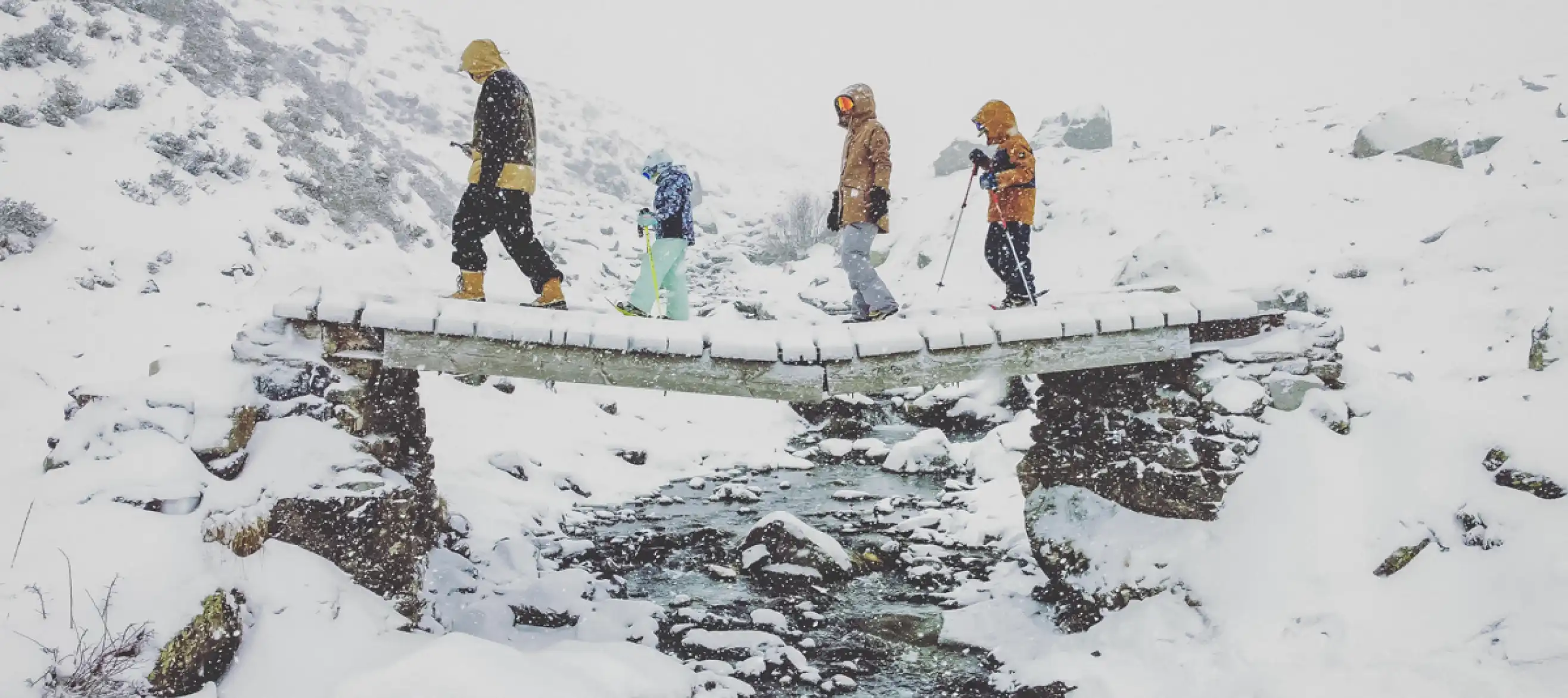Snowshoe walkers in the snow in the Piñeta Nordic area