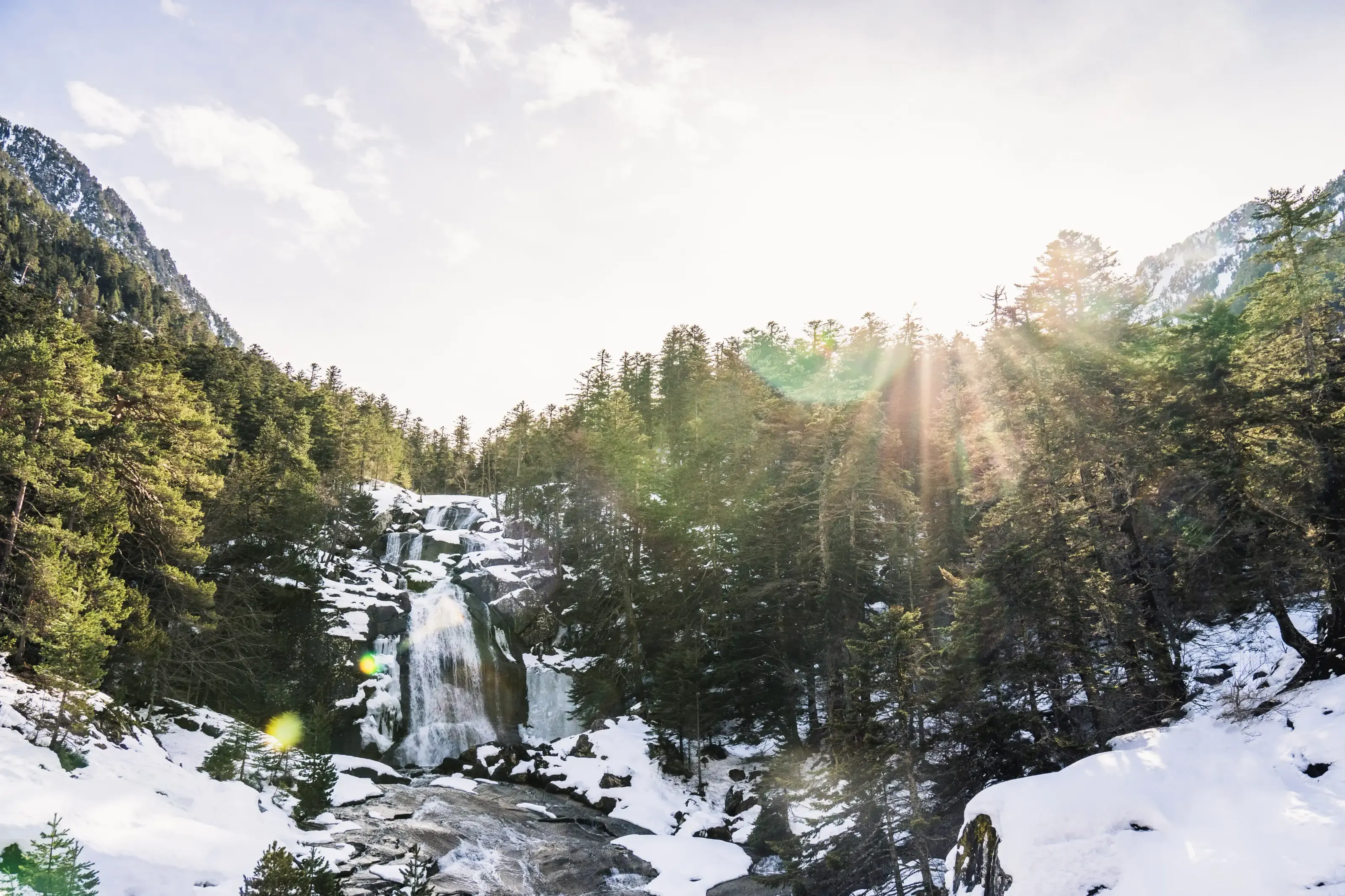 La cascade du Pont d'Espagne sous la neige au coucher du soleil. 